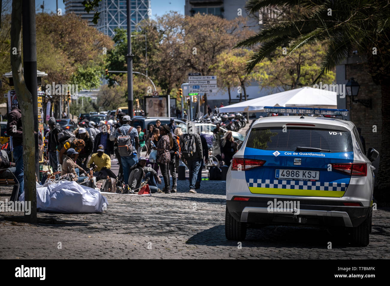 Ein Fahrzeug der Hafenpolizei, verantwortlich für den Hafenbereich, die Bewachung der Bereitstellung der Straße Verkäufern außerhalb des zugestimmt Perimeter zu verhindern. Der Kauf und Verkauf von Produkten, die auf der Straße von Straßenverkäufern angeboten, im Volksmund genannt "anteros' ist in Barcelona verboten. Drohende Kommunalwahlen hat die Polizei Aufwand klar Anbieter von der Straße nach einer langen Zeit der Freizügigkeit durch die Stadtverwaltung von Barcelona revitalisiert. Die neue Politik Polizei besteht aus der Konzentration der 'Manteros" in einem einzigen Bereich des Hafens, der nun von Anbietern ein Überangebot. Die Frage der Stockfoto