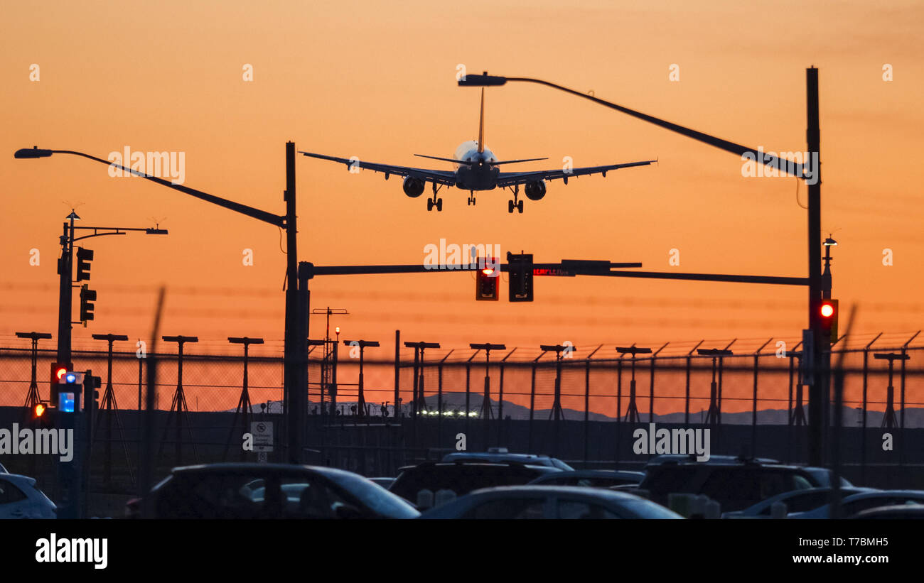 Richmond, British Columbia, Kanada. 4. Mai, 2019. Anarrow - Körper Airbus jetliner, die von der untergehenden Sonne silhouetted, landet in Vancouver International Airport. Credit: bayne Stanley/ZUMA Draht/Alamy leben Nachrichten Stockfoto