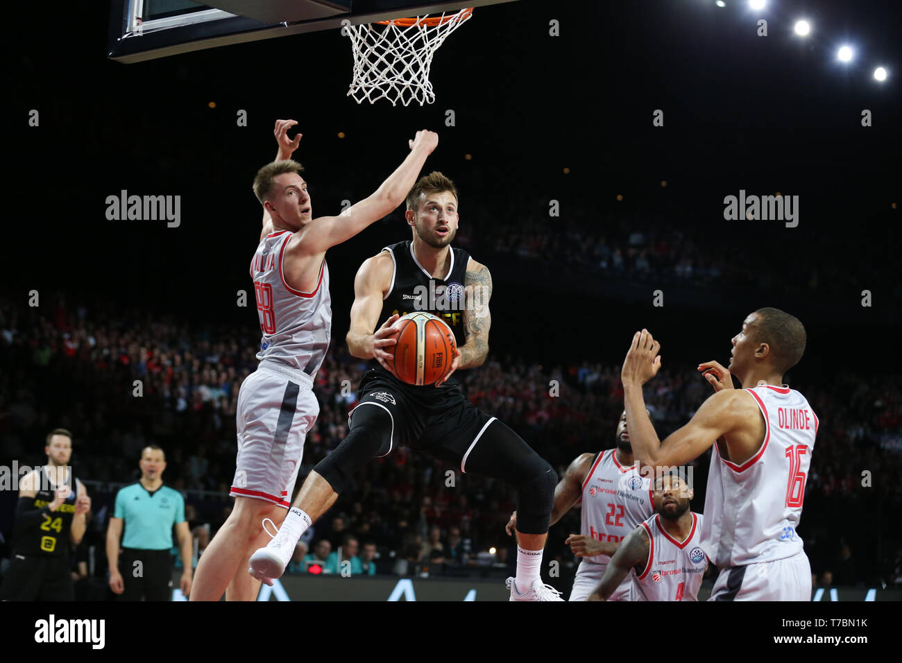 Antwerpen, Belgien. 5 Mai, 2019. Telenet's Giants Antwerpen Thomas Akyazili (oben R) geht für den Korb im Spiel um Platz 3 zwischen Brose Bamberg und Telenet Giants Antwerpen der FIBA Basketball Champions League in Antwerpen, Belgien, 5. Mai 2019. Die telenet Giants Antwerpen gewann 72-58. Credit: Zheng Huansong/Xinhua/Alamy leben Nachrichten Stockfoto