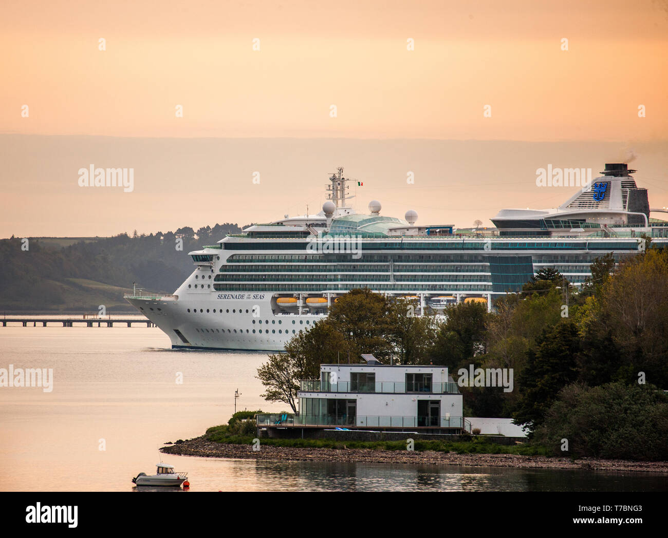 Roches Point, Cork, Irland. 06 Mai, 2019. Kreuzfahrtschiff Serenade der Meere parow Vergangenheit ein Haus an der Stelle in Crosshaven auf ihrem Weg zu Cobh, in Cork Harbour. Der Liner ist das fünfte auf Anrufe, die über die Bank Holiday Wochenende nach Cork und Sie bringen über 14.000 Fahrgäste in der Region. Quelle: David Creedon/Alamy leben Nachrichten Stockfoto