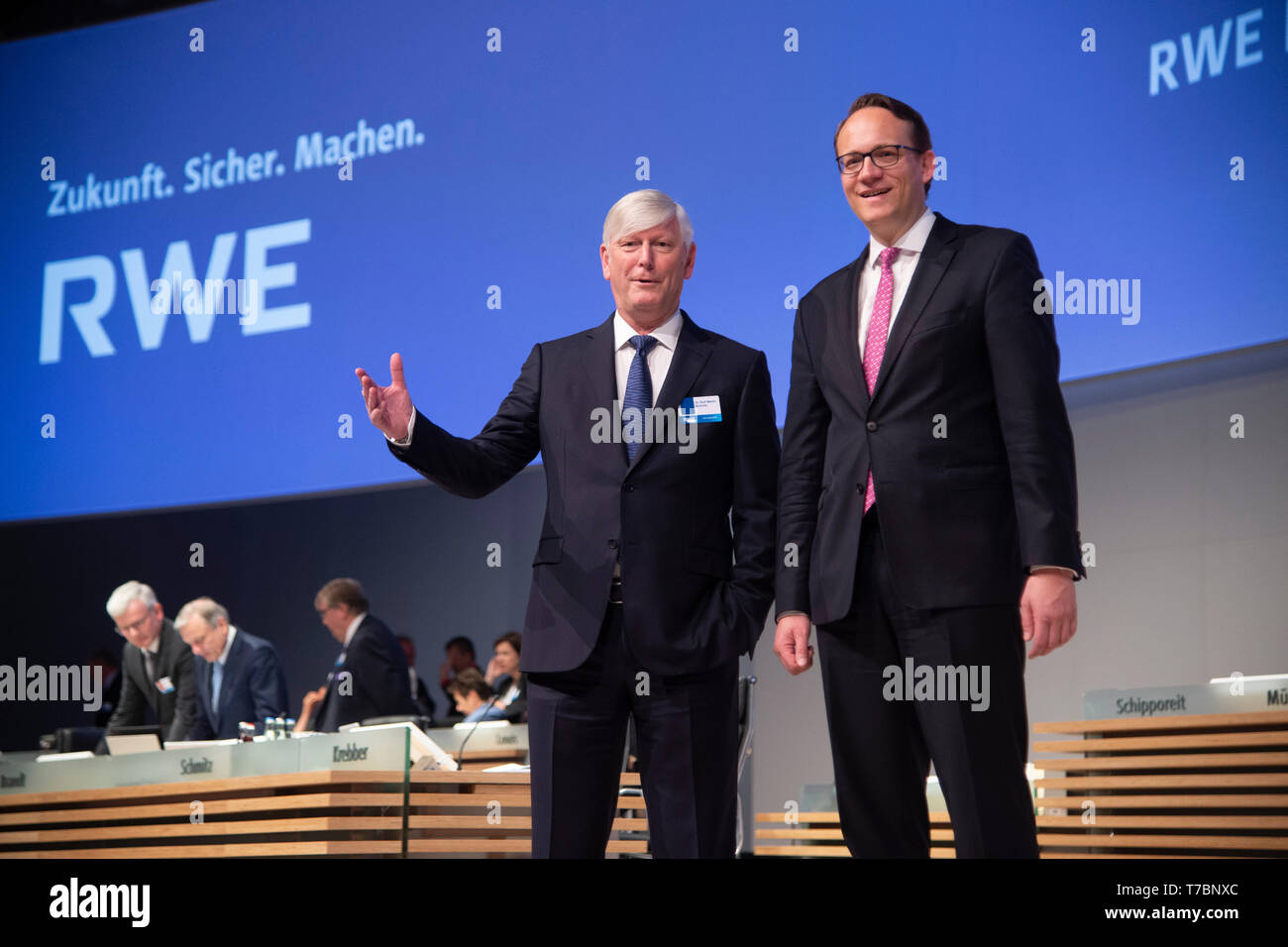 Von links: dr. Rolf Martin Schwithz, Vorsitzender der Geschäftsführung der RWE AG, CEO, Dr. Markus KREBBER, Mitglied der Geschäftsführung der RWE AG, Chief Financial Officer, CFO, Hauptversammlung der RWE AG am 03.05.2019 in der Grugahalle in Essen | Verwendung weltweit Stockfoto