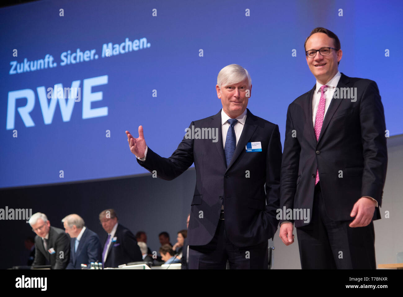 Von links: dr. Rolf Martin Schwithz, Vorsitzender der Geschäftsführung der RWE AG, CEO, Dr. Markus KREBBER, Mitglied der Geschäftsführung der RWE AG, Chief Financial Officer, CFO, Hauptversammlung der RWE AG am 03.05.2019 in der Grugahalle in Essen Â | Verwendung weltweit Stockfoto