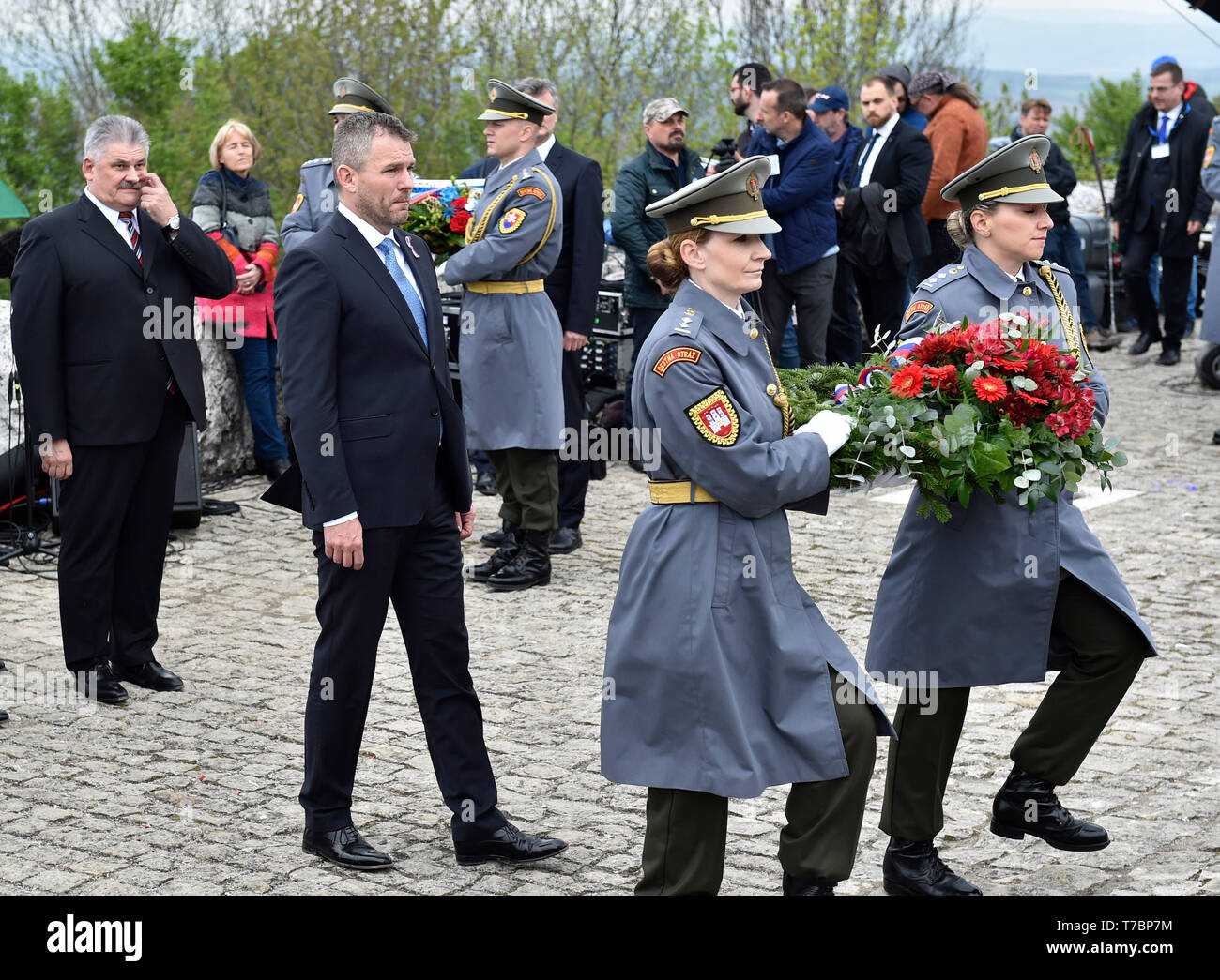 Brezova pod Bradlom, Tschechische Republik. 04 Mai, 2019. Die Festveranstaltung zum 100-jährigen Jubiläum der tragische Tod der Slowakischen Kennzeichnung - geboren Gründung - Vater der Tschechoslowakei Milan Rastislav Stefanik (1880-1919) fand am Denkmal M.R. Stefanik am Bradlo Hill, in der Slowakei, wo seine sterblichen Überreste begraben sind. Auf dem Foto zu sehen ist der slowakische Premierminister Peter Pellegrini (Mitte). Credit: Dalibor Gluck/CTK Photo/Alamy leben Nachrichten Stockfoto