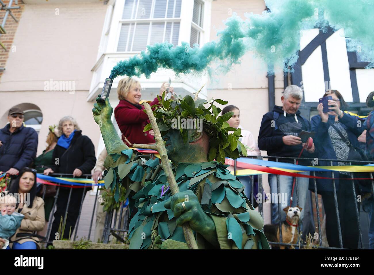 Hastings, East Sussex, UK. 06 Mai, 2019. Die Buchse im Grünen Festival ist eine jährliche Veranstaltung, die stattfindet, in den verschiedenen Teilen der Badeort Hastings in East Sussex, Es ist eine 4-Tages Veranstaltung und zieht Tausende jedes Jahr. Eine wirklich tolle Atmosphäre für Familien und Menschen jeden Alters mit Tanz, Musik und Events überall in der Stadt. Heute Feiertag Montag ist der Höhepunkt der Veranstaltung. Das Festival feiert die Ankunft des Sommers. Credit: Paul Lawrenson 2019, Foto: Paul Lawrenson/Alamy leben Nachrichten Stockfoto