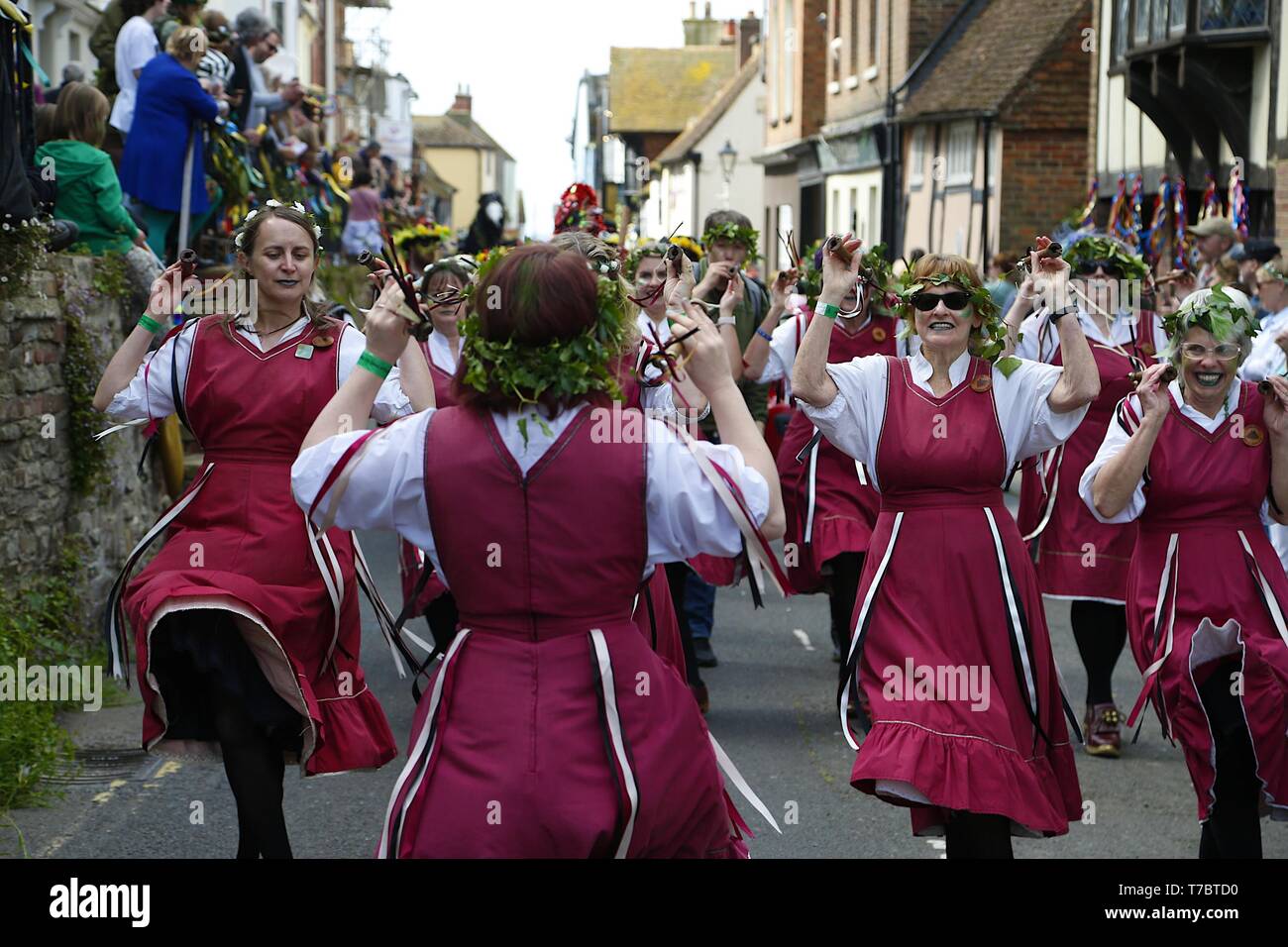 Hastings, East Sussex, UK. 06 Mai, 2019. Die Buchse im Grünen Festival ist eine jährliche Veranstaltung, die stattfindet, in den verschiedenen Teilen der Badeort Hastings in East Sussex, Es ist eine 4-Tages Veranstaltung und zieht Tausende jedes Jahr. Eine wirklich tolle Atmosphäre für Familien und Menschen jeden Alters mit Tanz, Musik und Events überall in der Stadt. Heute Feiertag Montag ist der Höhepunkt der Veranstaltung. Das Festival feiert die Ankunft des Sommers. Credit: Paul Lawrenson 2019, Foto: Paul Lawrenson/Alamy leben Nachrichten Stockfoto