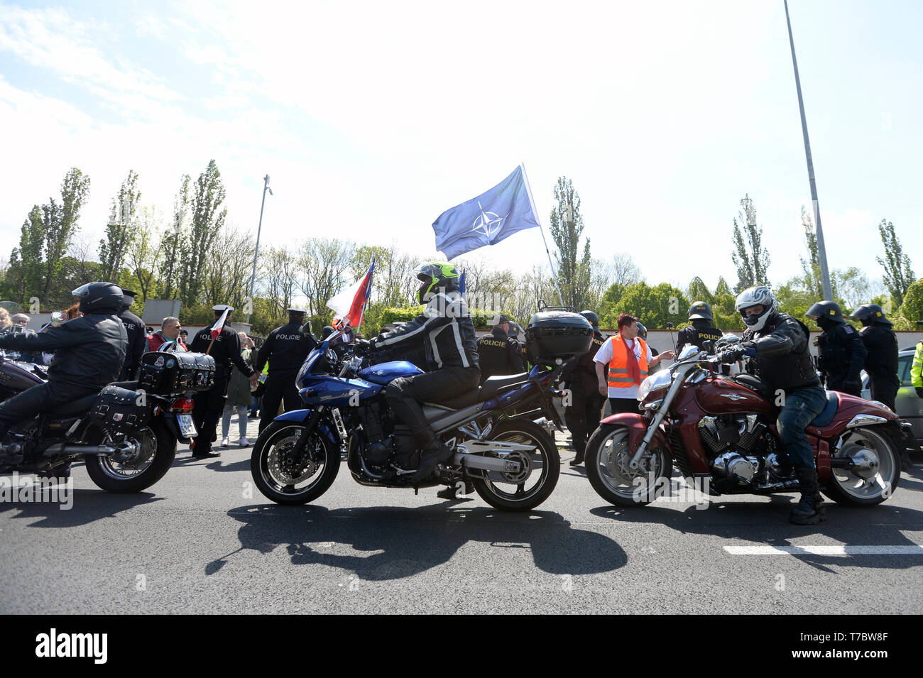 Prag, Tschechische Republik. 06 Mai, 2019. Über 200 Mitglieder der Nacht Wölfe, Russische nationalistische Motorrad Club, cross Prag Hommage an die Rote Armee Krieg Toten aus dem Zweiten Weltkrieg in Olsany Friedhof in Prag, Tschechische Republik, am 6. Mai 2019. Die Nacht Wölfe sind Reiten nach Berlin. Credit: Katerina Sulova/CTK Photo/Alamy leben Nachrichten Stockfoto