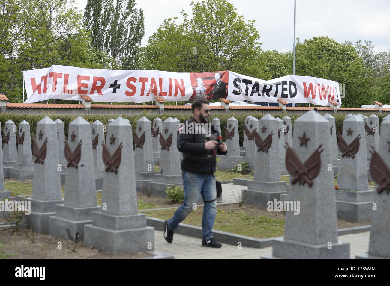 Prag, Tschechische Republik. 06 Mai, 2019. Über 200 Mitglieder der Nacht Wölfe, Russische nationalistische Motorrad Club, cross Prag Hommage an die Rote Armee Krieg Toten aus dem Zweiten Weltkrieg in Olsany Friedhof in Prag, Tschechische Republik, am 6. Mai 2019. Auf dem Foto zu sehen ist das Banner der Wölfe der Gegner liest "HITLER STALIN BEGANN WWII!'. Die Nacht Wölfe sind Reiten nach Berlin. CTK Photo/Katerina Sulova) Stockfoto