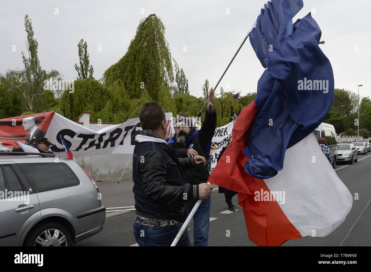 Prag, Tschechische Republik. 06 Mai, 2019. Über 200 Mitglieder der Nacht Wölfe, Russische nationalistische Motorrad Club, cross Prag Hommage an die Rote Armee Krieg Toten aus dem Zweiten Weltkrieg in Olsany Friedhof in Prag, Tschechische Republik, am 6. Mai 2019. Die Nacht Wölfe sind Reiten nach Berlin. Auf dem Foto sind Anhänger des Clubs gesehen, links, mit tschechischen Nationalflagge, und Gegner des Club, rechts, mit dem NATO-Flagge. Credit: Katerina Sulova/CTK Photo/Alamy leben Nachrichten Stockfoto