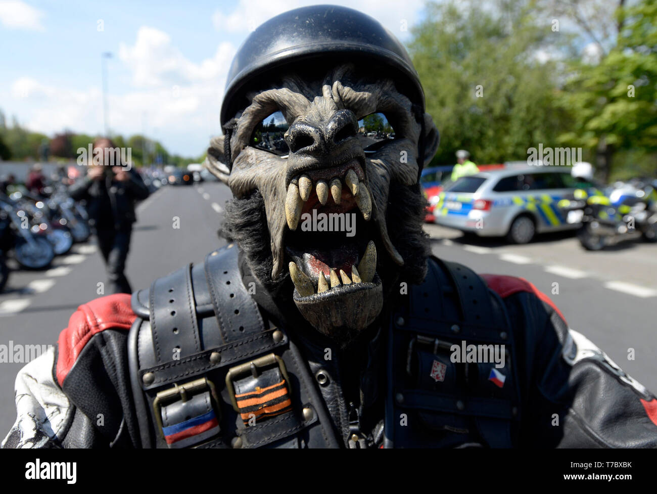 Prag, Tschechische Republik. 06 Mai, 2019. Über 200 Mitglieder der Nacht Wölfe, Russische nationalistische Motorrad Club, cross Prag Hommage an die Rote Armee Krieg Toten aus dem Zweiten Weltkrieg in Olsany Friedhof in Prag, Tschechische Republik, am 6. Mai 2019. Die Nacht Wölfe sind Reiten nach Berlin. Credit: Katerina Sulova/CTK Photo/Alamy leben Nachrichten Stockfoto
