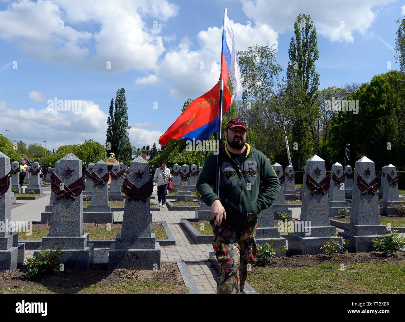 Prag, Tschechische Republik. 06 Mai, 2019. Über 200 Mitglieder der Nacht Wölfe, Russische nationalistische Motorrad Club, cross Prag Hommage an die Rote Armee Krieg Toten aus dem Zweiten Weltkrieg in Olsany Friedhof in Prag, Tschechische Republik, am 6. Mai 2019. Die Nacht Wölfe sind Reiten nach Berlin. Credit: Katerina Sulova/CTK Photo/Alamy leben Nachrichten Stockfoto