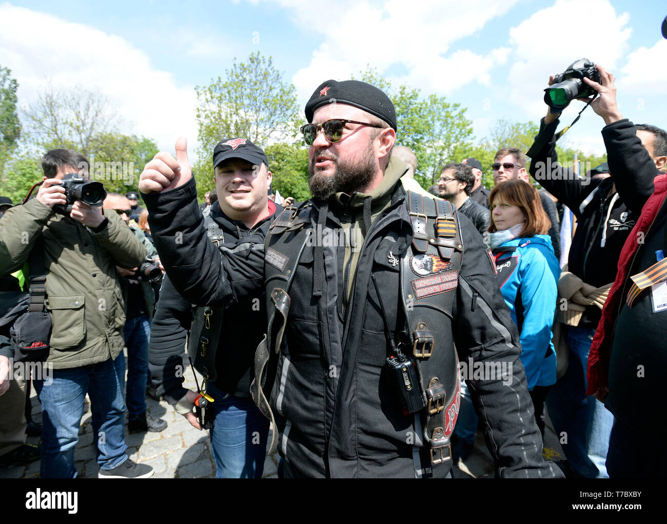 Prag, Tschechische Republik. 06 Mai, 2019. Über 200 Mitglieder der Nacht Wölfe, Russische nationalistische Motorrad Club, cross Prag Hommage an die Rote Armee Krieg Toten aus dem Zweiten Weltkrieg in Olsany Friedhof in Prag, Tschechische Republik, am 6. Mai 2019. Die Nacht Wölfe sind Reiten nach Berlin. Credit: Katerina Sulova/CTK Photo/Alamy leben Nachrichten Stockfoto