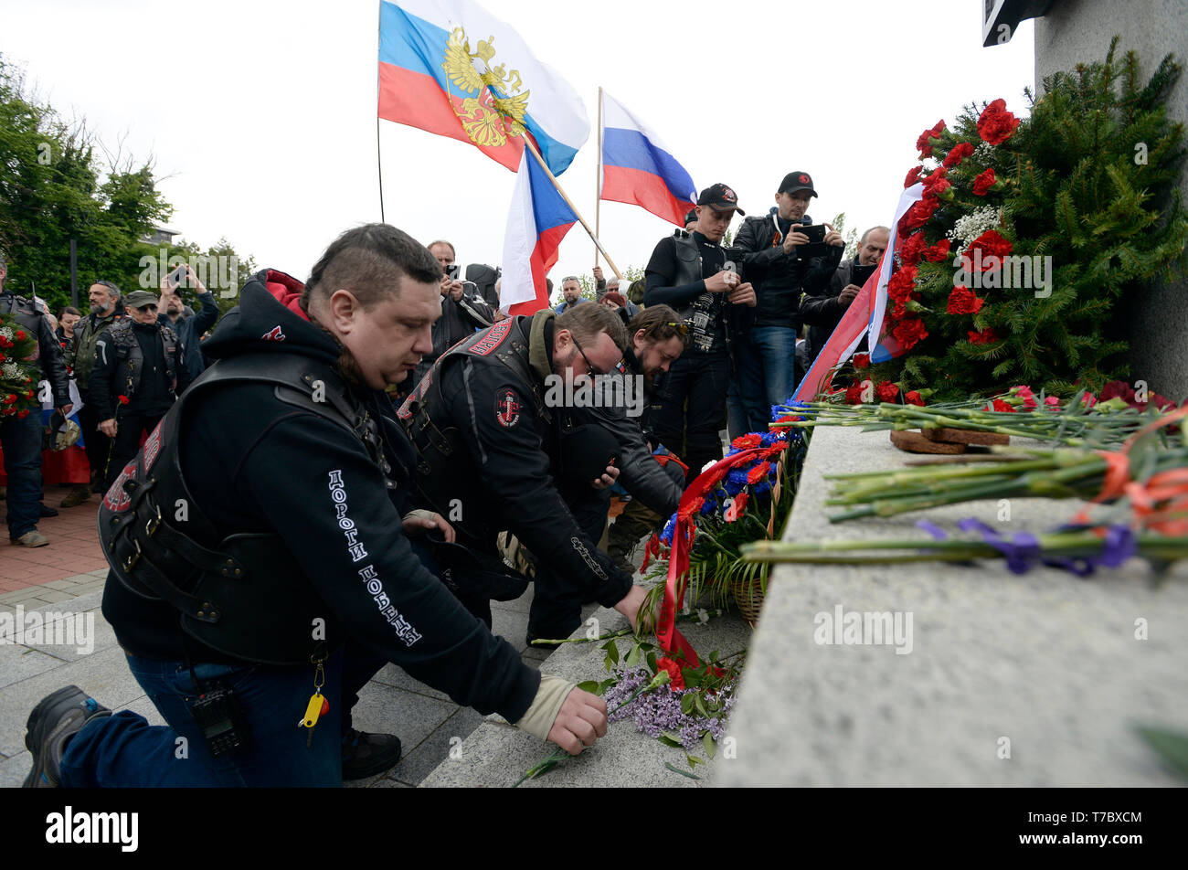 Prag, Tschechische Republik. 06 Mai, 2019. Über 200 Mitglieder der Nacht Wölfe, Russische nationalistische Motorrad Club, cross Prag Hommage an die Rote Armee Krieg Toten aus dem Zweiten Weltkrieg in Olsany Friedhof in Prag, Tschechische Republik, am 6. Mai 2019. Die Nacht Wölfe sind Reiten nach Berlin. Credit: Katerina Sulova/CTK Photo/Alamy leben Nachrichten Stockfoto