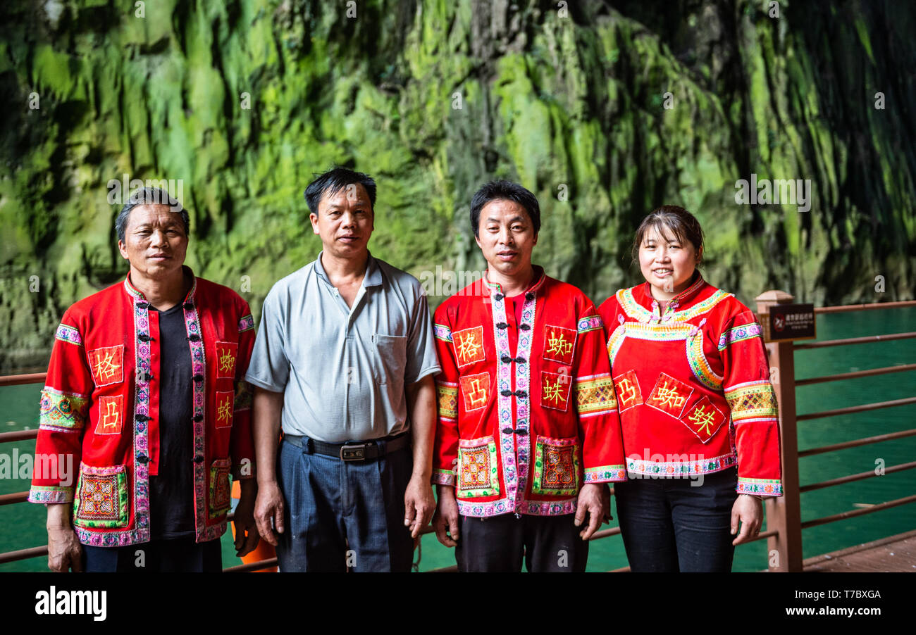 (190506) - ZIYUN, 6. Mai 2019 (Xinhua) - Foto am 19. April 2019 zeigt der Klippen piderpersons' Luo Dengping, Huang Jinlin, Wang Xiaoguo, Huang Xiaobao (aus R zu L) am Getu River Scenic Area in der Miao-Bouyei autonomen Grafschaft Ziyun, Anshun, Südwesten Chinas Provinz Guizhou. Luo Dengping der Miao ethnische Gruppe, 38, könnte die vollständige einen kostenlosen Hin und Her in 20 Minuten klettern auf einem 80 Meter hohen Klippe mit kein Aids oder Schutz an den Getu River Scenic Area. Fünf weitere Klippe spidermen wie Luo durchführen Free Solo für die Touristen zwei bis fünf Mal am Tag. (Xinhua / Tao Liang) Stockfoto