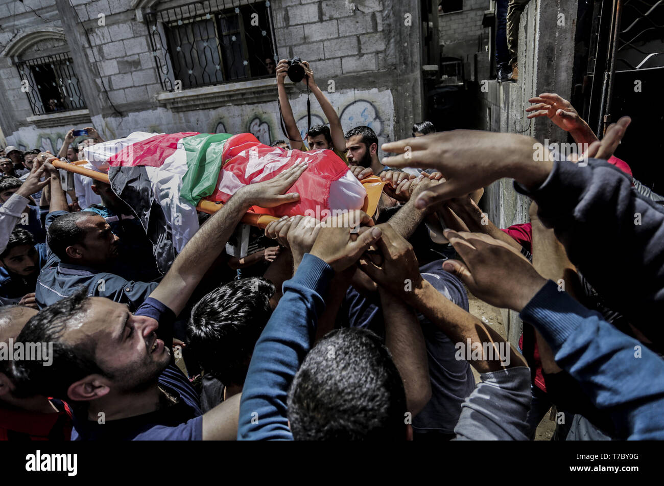 Gaza, Gaza, Palästina. 6. Mai, 2019. Verwandte trauern bei der Beerdigung von fünf Palästinenser, die israelische Angriffe getötet wurden am Tag zuvor, in Beit Lahia im nördlichen Gazastreifen am 6. Mai 2019. - Die palästinensische Führung im Gazastreifen verkündete ein Waffenstillstand mit Israel heute zu Ende eine tödliche zweitägige Eskalation der Gewalt, die bedrohten, seit 2008 in einem vierten Krieg zwischen ihnen zu erweitern. Credit: Mahmoud Issa/Quds Net News/ZUMA Draht/Alamy leben Nachrichten Stockfoto