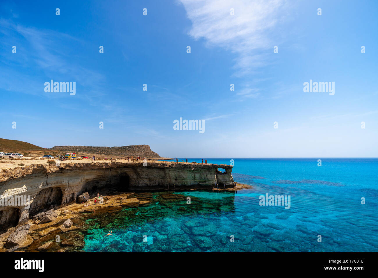 Erstaunlich, Meer und Felsen Bildung in Zypern Insel. Höhlen im Naturpark Kap Greko. Schöne blaue und türkisfarbene Mittelmeer. Stockfoto