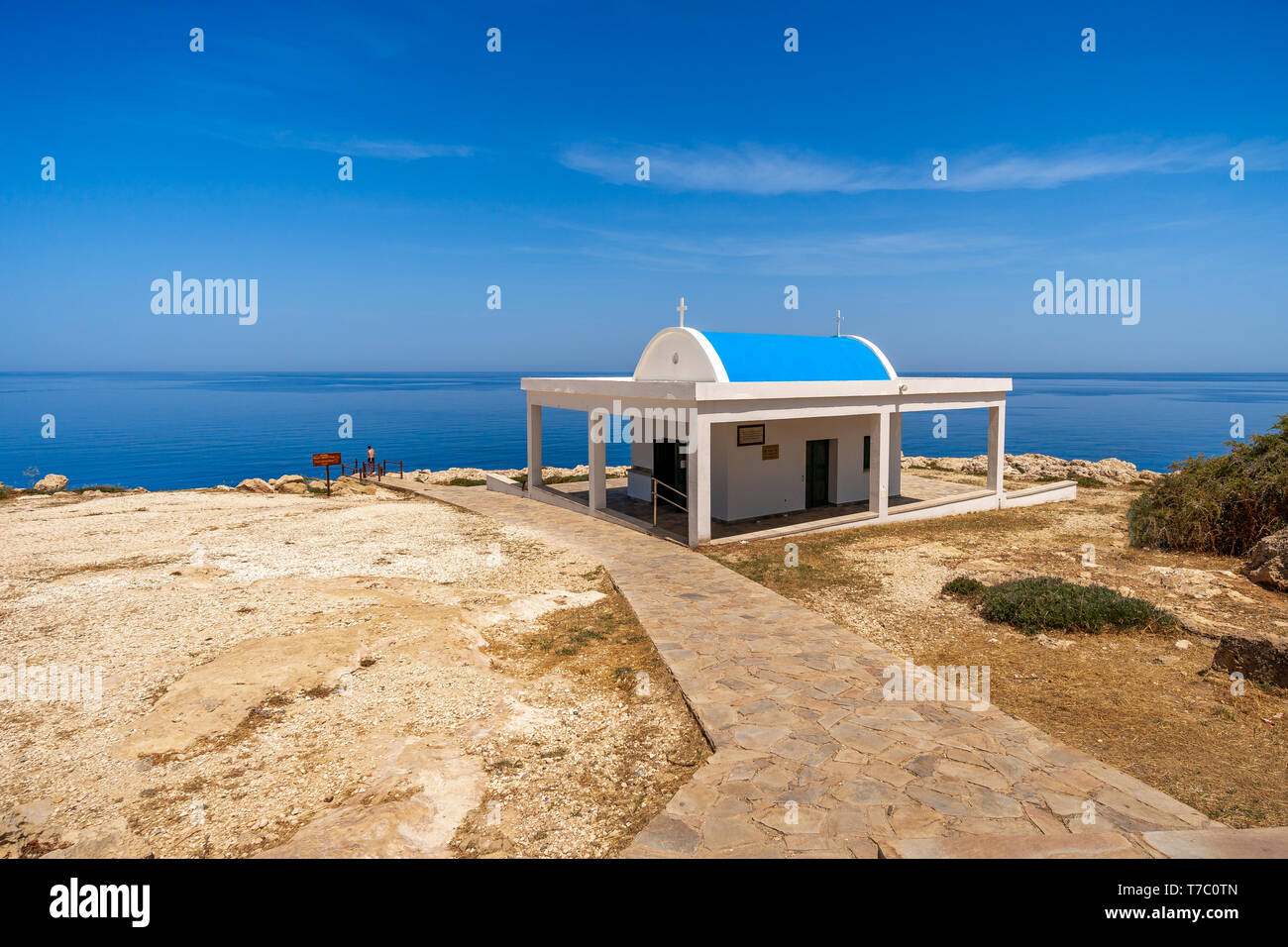 Schönen Sommer Blick auf Kirche Agioi Anargyroi am Kap Greco, Zypern Insel, Mittelmeer. Stockfoto