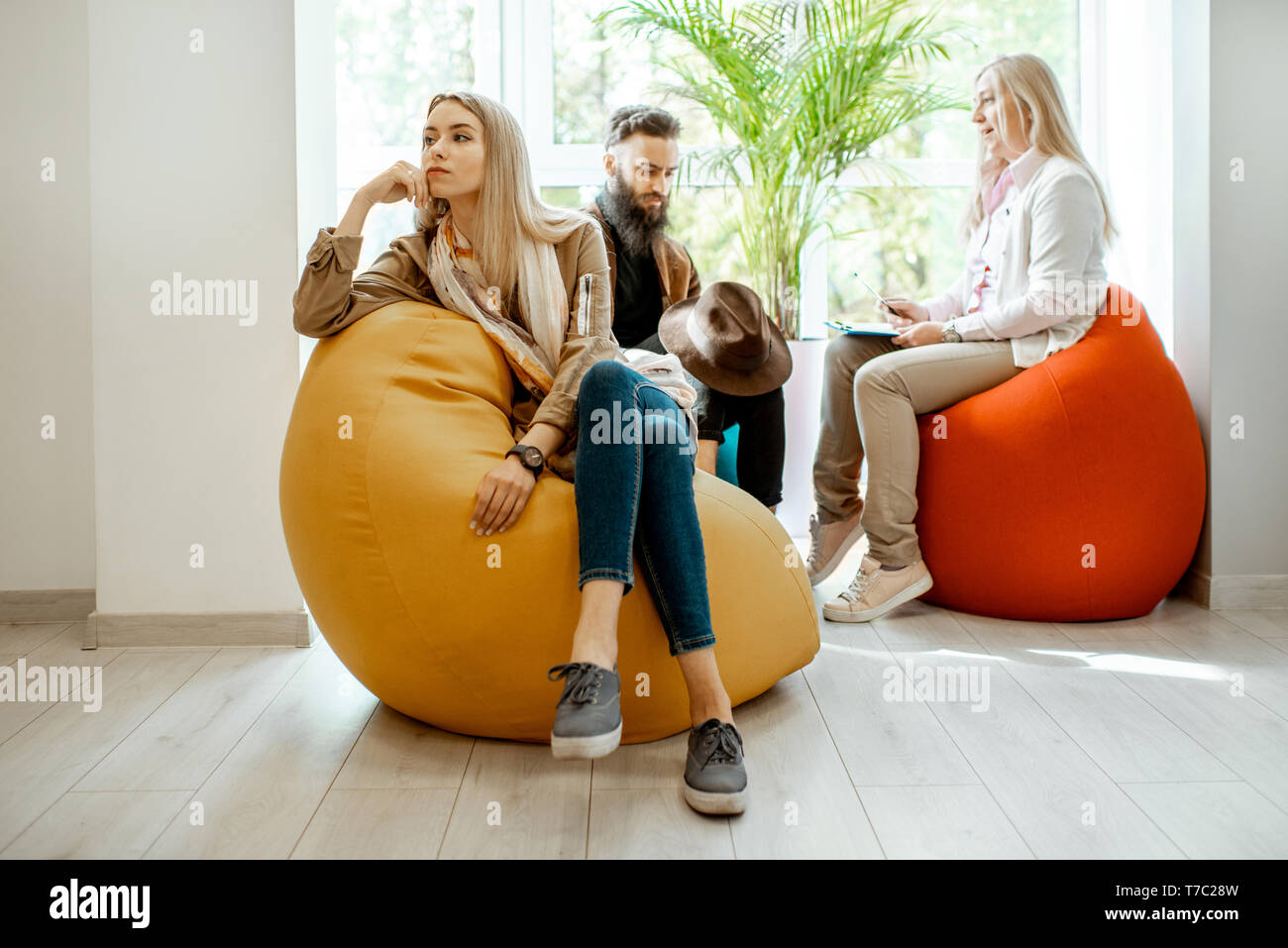 Junges Paar Missverständnisse bei der psychologischen Beratung mit leitenden Psychologin im Büro Stockfoto