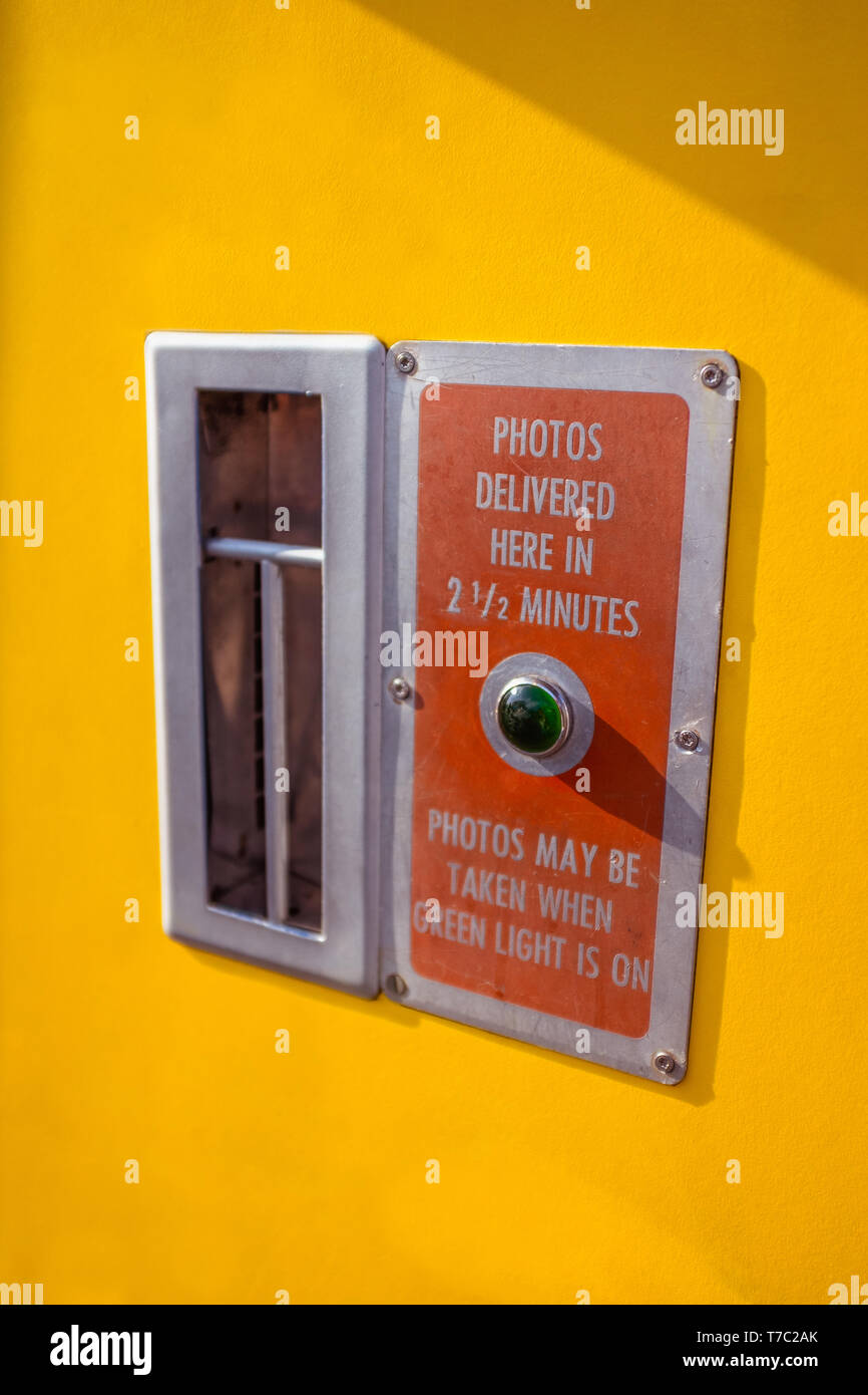 Grünes Licht auf ein Vintage Gelb Photobooth Stockfoto