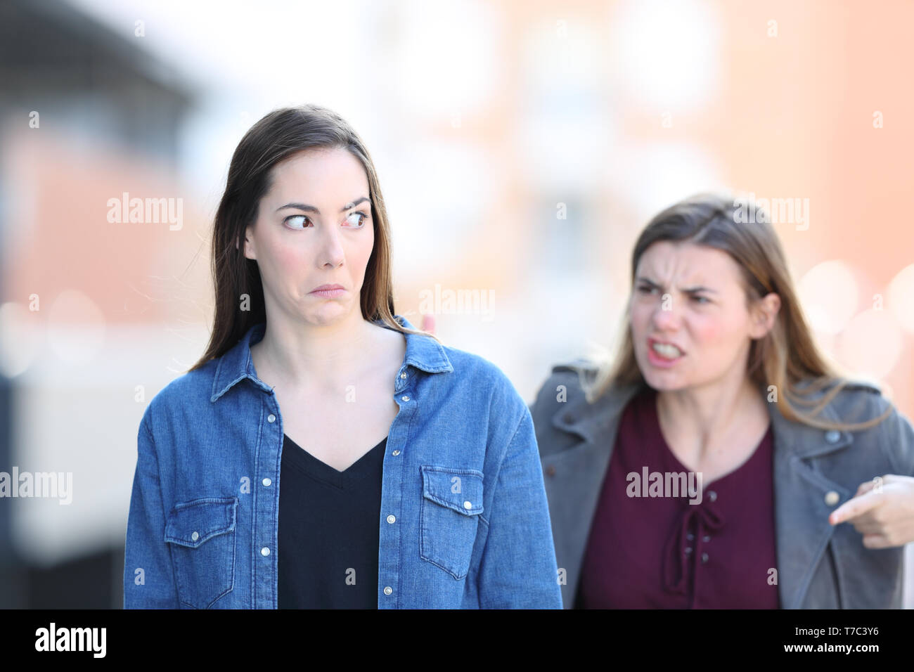 Vorderansicht Portrait von eine wütende Frau sie verwirrt Freund auf der Straße schimpfen Stockfoto