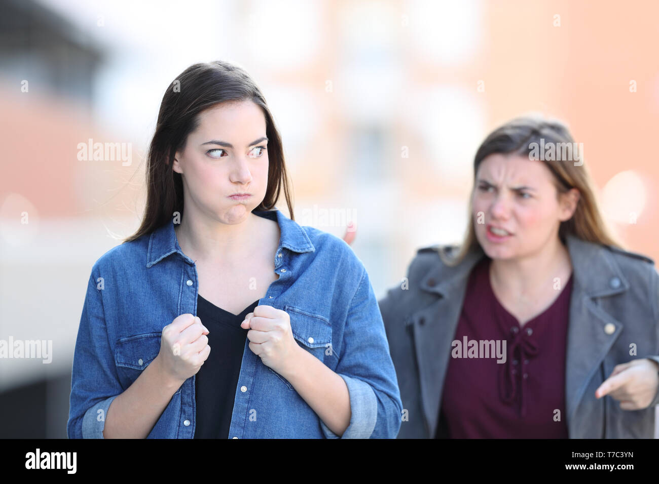 Vorderansicht Portrait von zwei verärgerte Freunde argumentieren, in der Straße Stockfoto