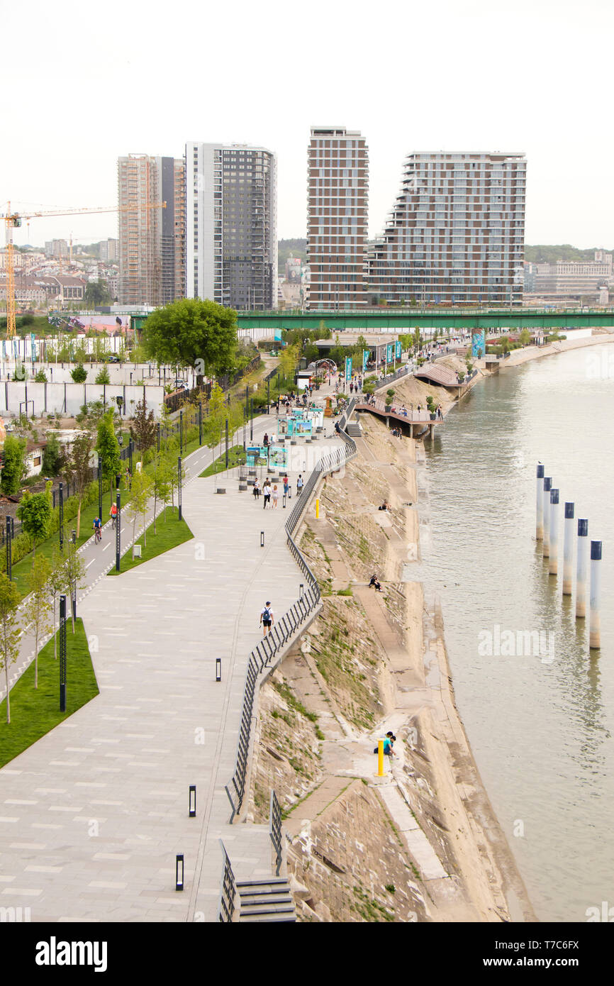 Belgrad, Serbien - 26. April 2019: Menschen zu Fuß auf Sava Promenade auf Belgrad Waterfront von oben Stockfoto