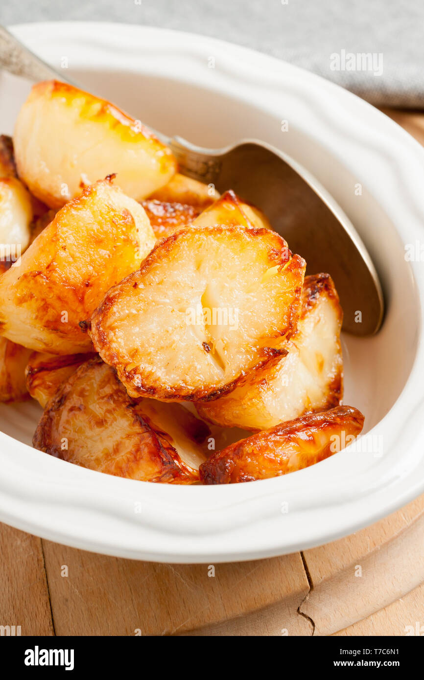 Hausgemachte Bratkartoffeln Backofen in Rindfleisch gekocht Fett knusprig und golden eine beliebte Beilage zu Sonntag Abendessen Stockfoto