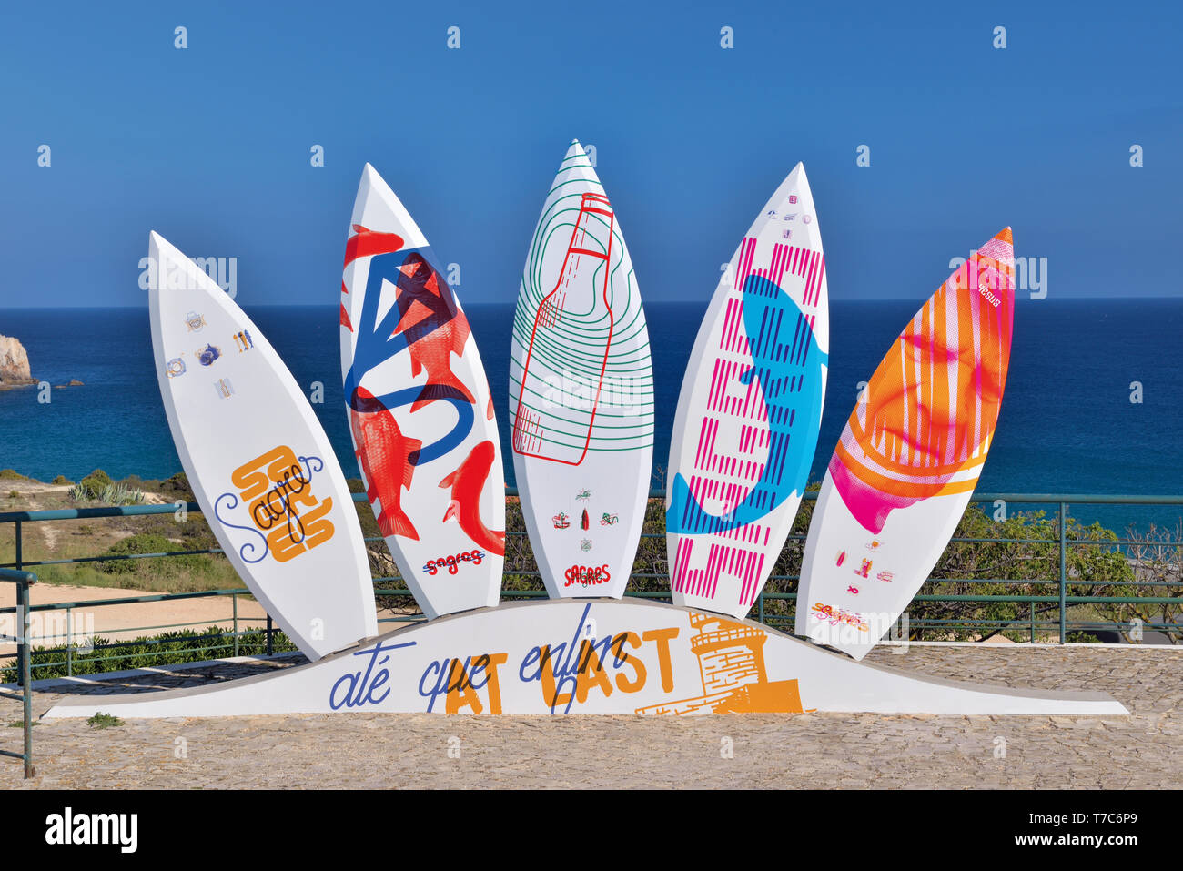 Dekorative Surfbretter mit blauen Ozean im Hintergrund Stockfoto