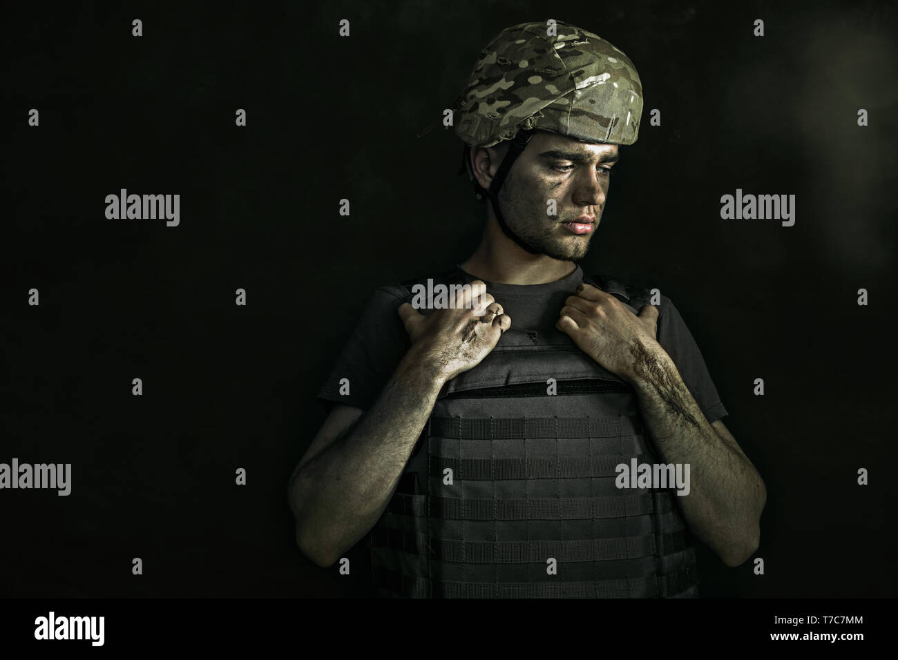 Zerbrochene Träume niemals wahr. Halbe Länge Portrait von jungen männlichen Soldaten. Mann in Uniform auf den Krieg. Deprimiert und Probleme mit der psychischen Gesundheit und Emotionen, PTSD, Rehabilitation. Stockfoto