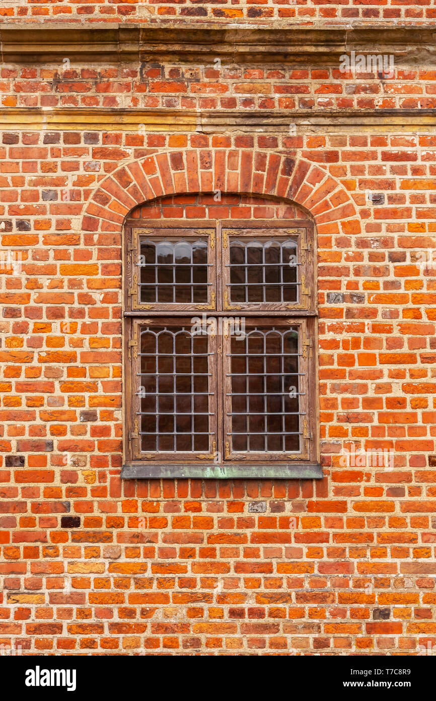 Mauer der alten Burg mit Fenster Stockfoto