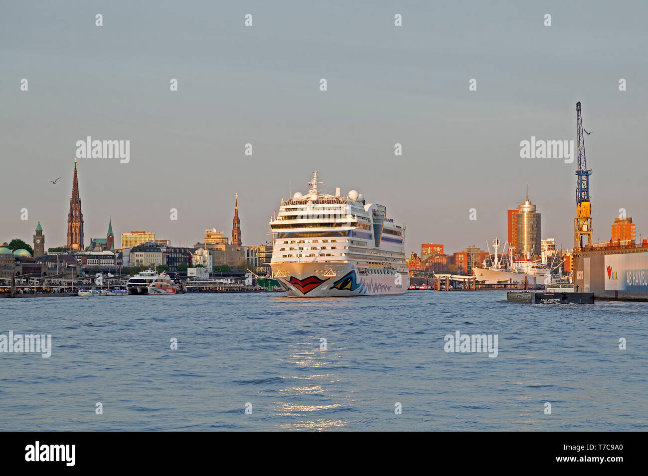 Kreuzfahrtschiff AIDAsol aus dem Hafen, Hamburg, Deutschland Stockfoto