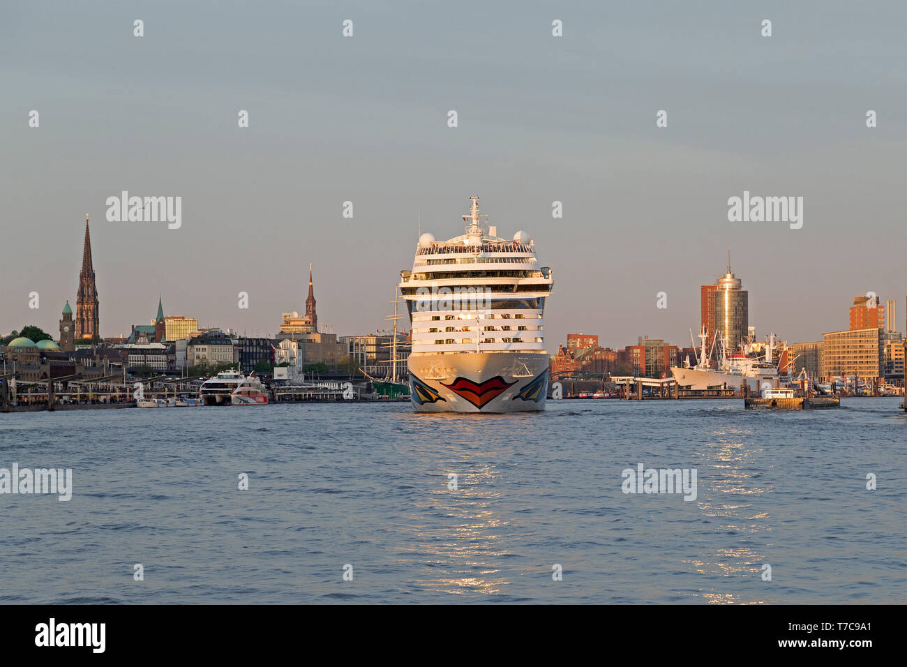 Kreuzfahrtschiff AIDAsol aus dem Hafen, Hamburg, Deutschland Stockfoto
