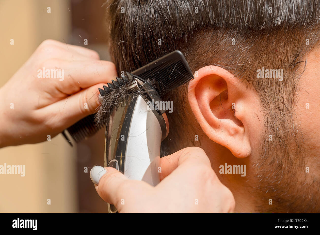 Frau Friseur schneidet die Haare des Mannes mit elektrischer Haarschneider  Trimmer Stockfotografie - Alamy