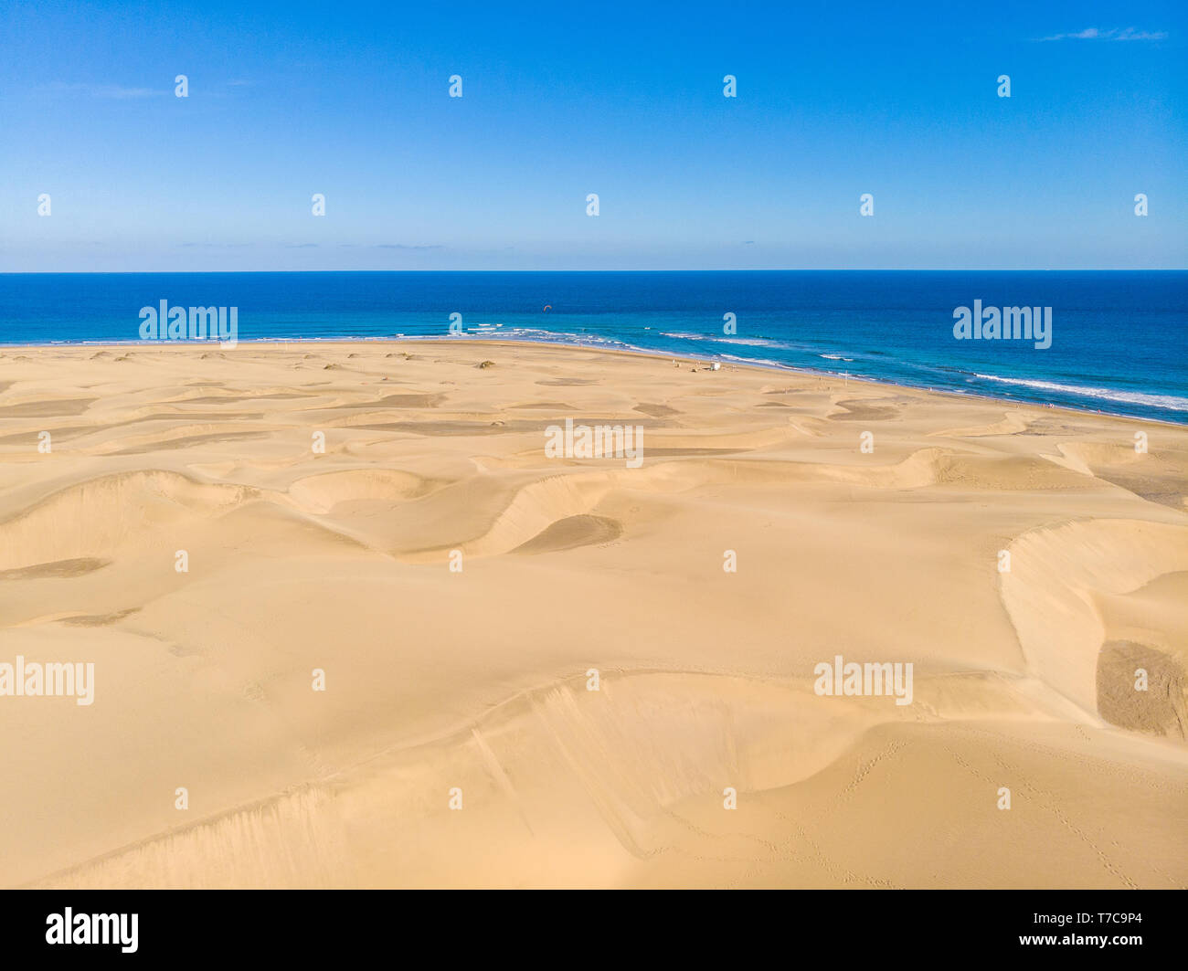 Luftaufnahme von Sanddünen in Gran Canaria mit schönen Küste und Strand, Kanarische Inseln, Spanien Stockfoto