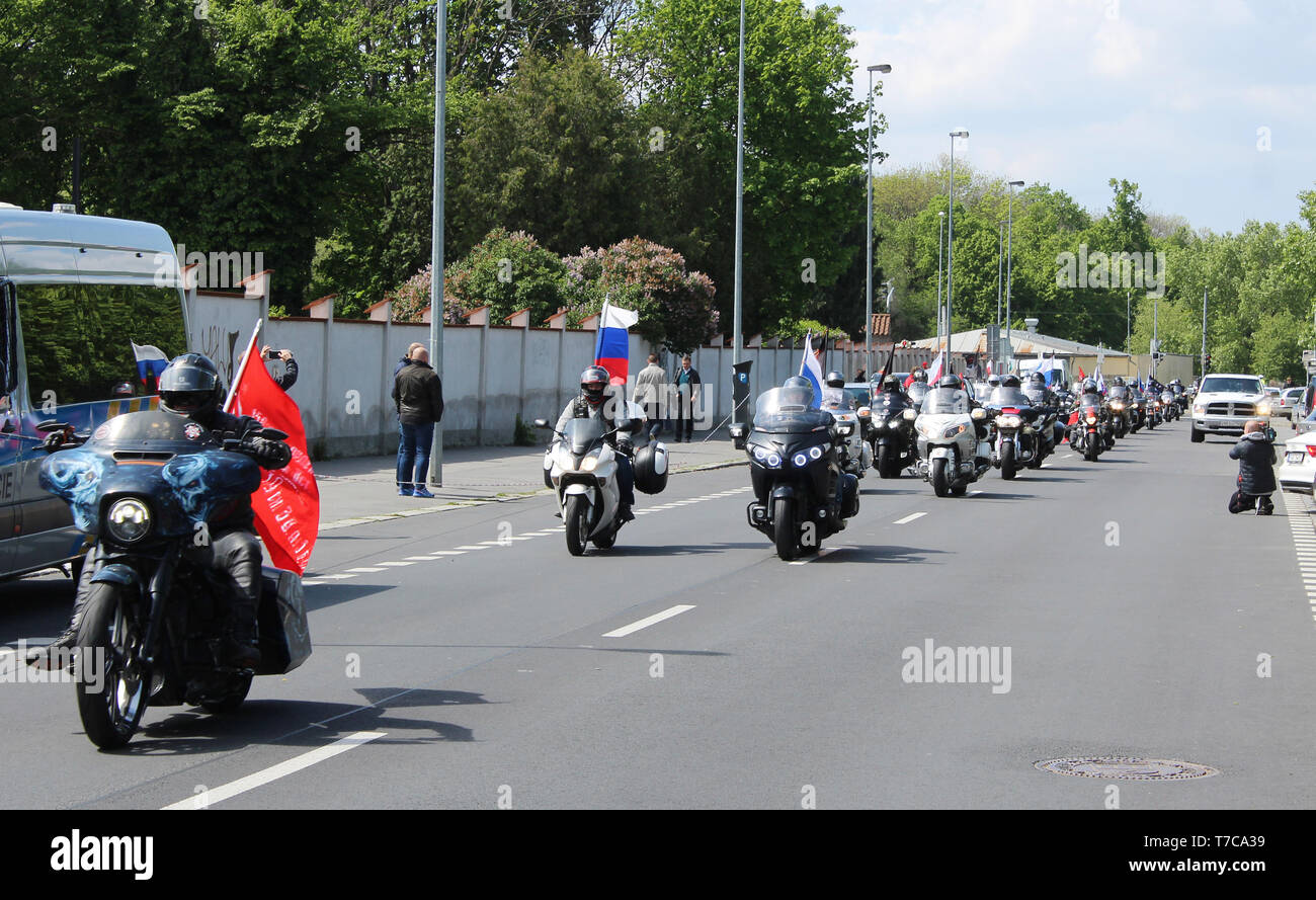 Über 200 Mitglieder der Nacht Wölfe, Russische nationalistische Motorrad Club, cross Prag Hommage an die Rote Armee Krieg Toten aus dem Zweiten Weltkrieg in Zahlen Stockfoto