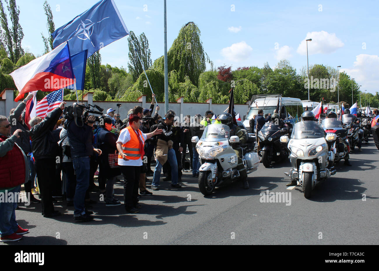 Über 200 Mitglieder der Nacht Wölfe, Russische nationalistische Motorrad Club, cross Prag Hommage an die Rote Armee Krieg Toten aus dem Zweiten Weltkrieg in Zahlen Stockfoto
