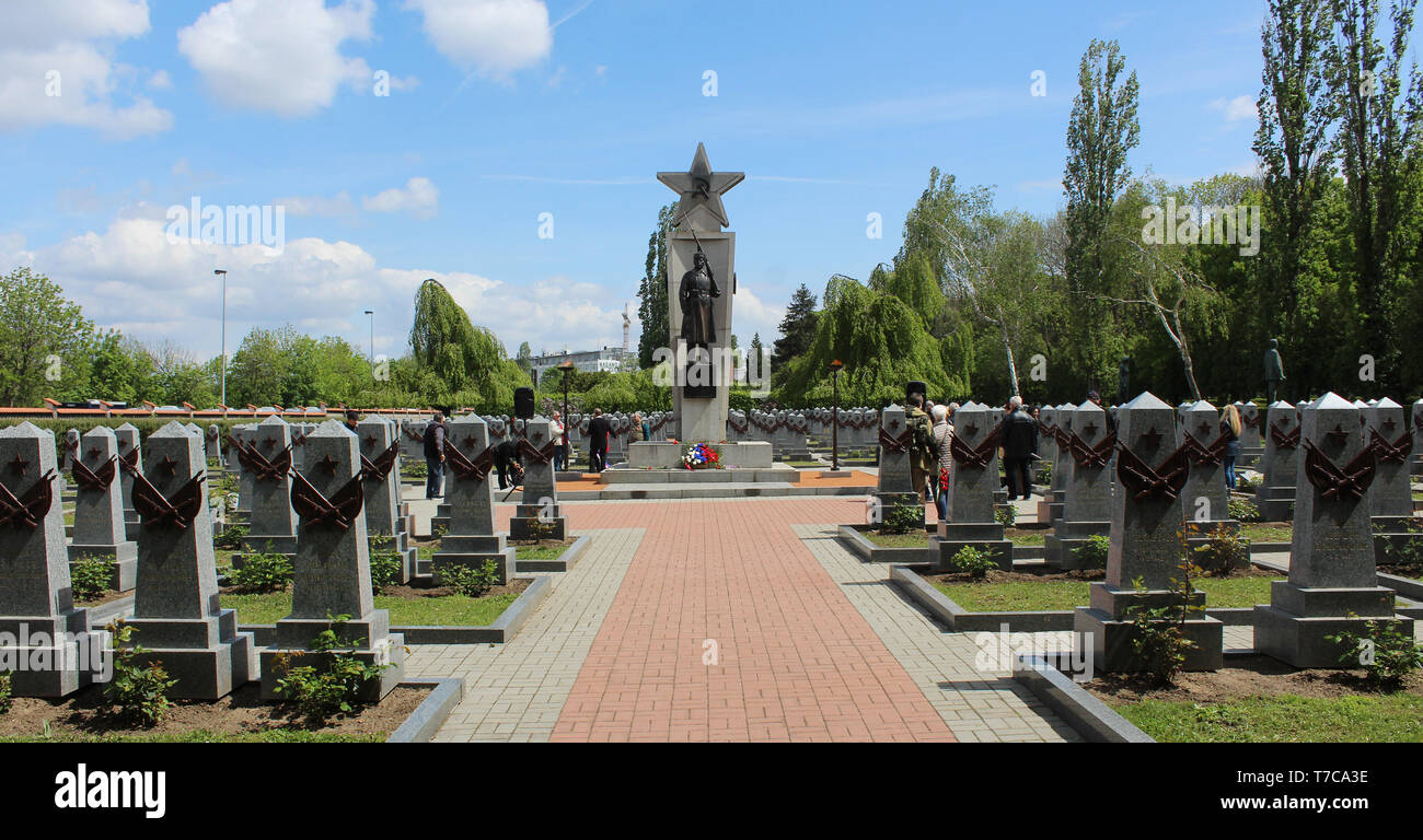 Über 200 Mitglieder der Nacht Wölfe, Russische nationalistische Motorrad Club, cross Prag Hommage an die Rote Armee Krieg Toten aus dem Zweiten Weltkrieg in Zahlen Stockfoto