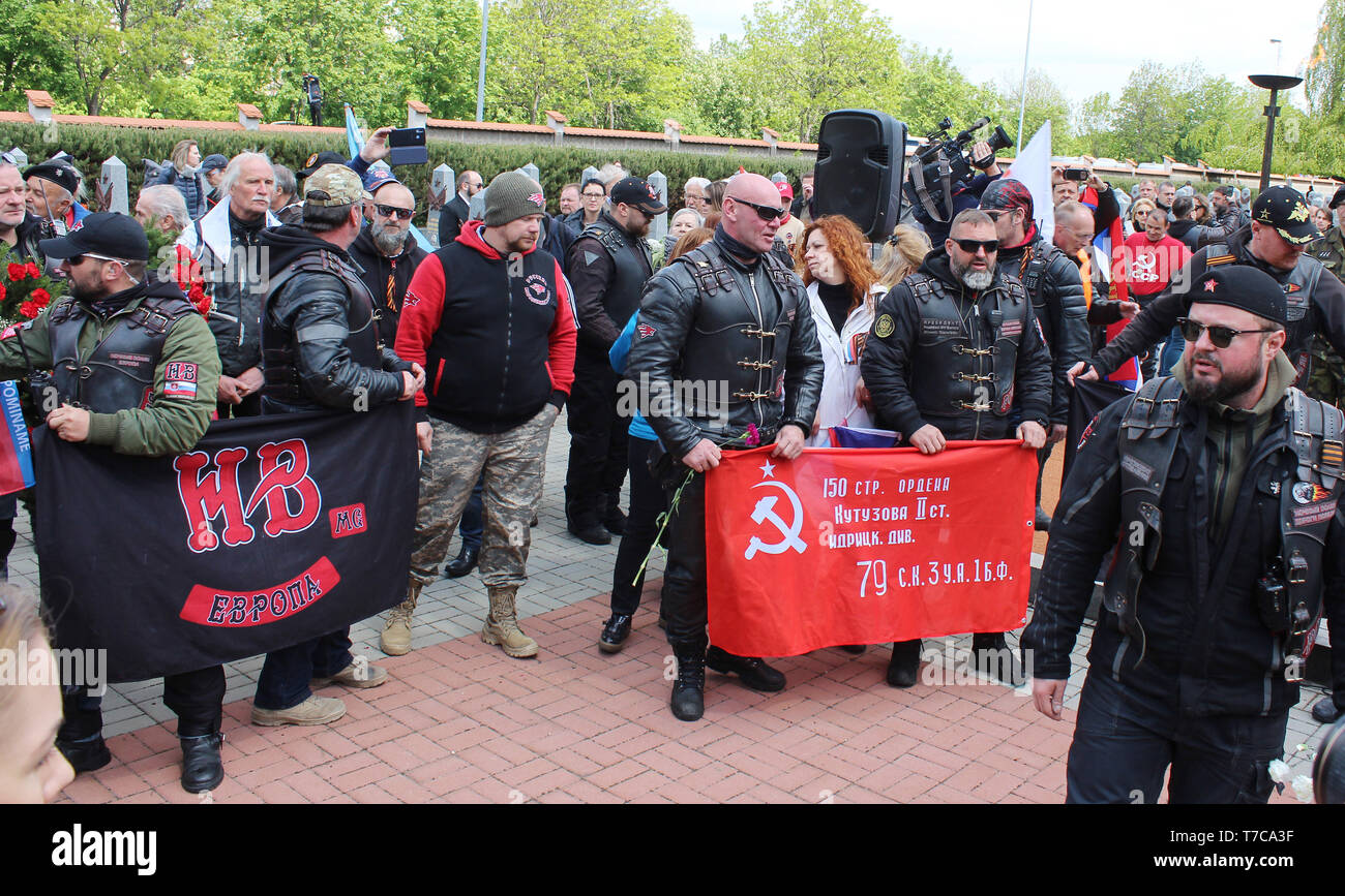 Über 200 Mitglieder der Nacht Wölfe, Russische nationalistische Motorrad Club, cross Prag Hommage an die Rote Armee Krieg Toten aus dem Zweiten Weltkrieg in Zahlen Stockfoto