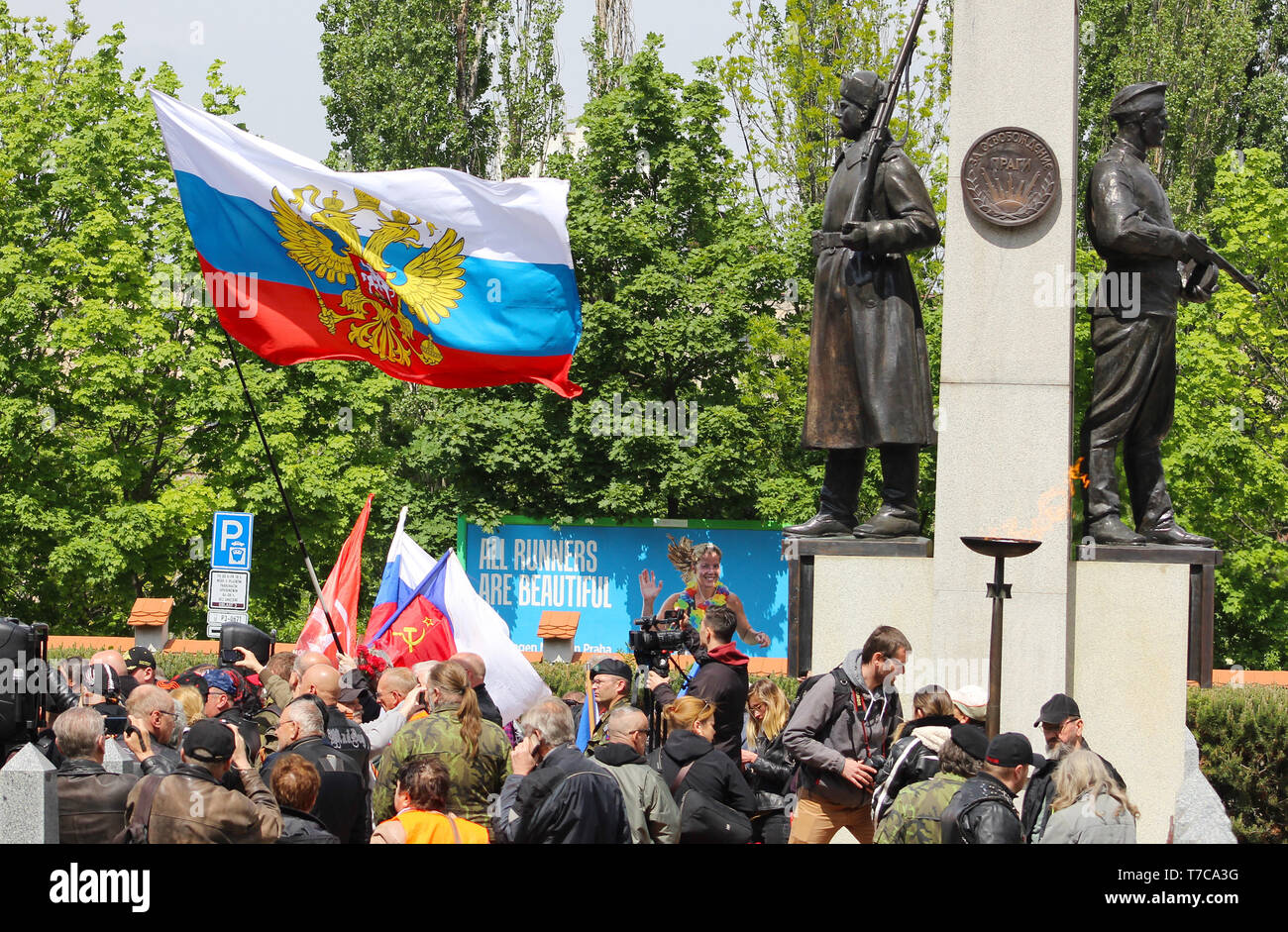 Über 200 Mitglieder der Nacht Wölfe, Russische nationalistische Motorrad Club, cross Prag Hommage an die Rote Armee Krieg Toten aus dem Zweiten Weltkrieg in Zahlen Stockfoto