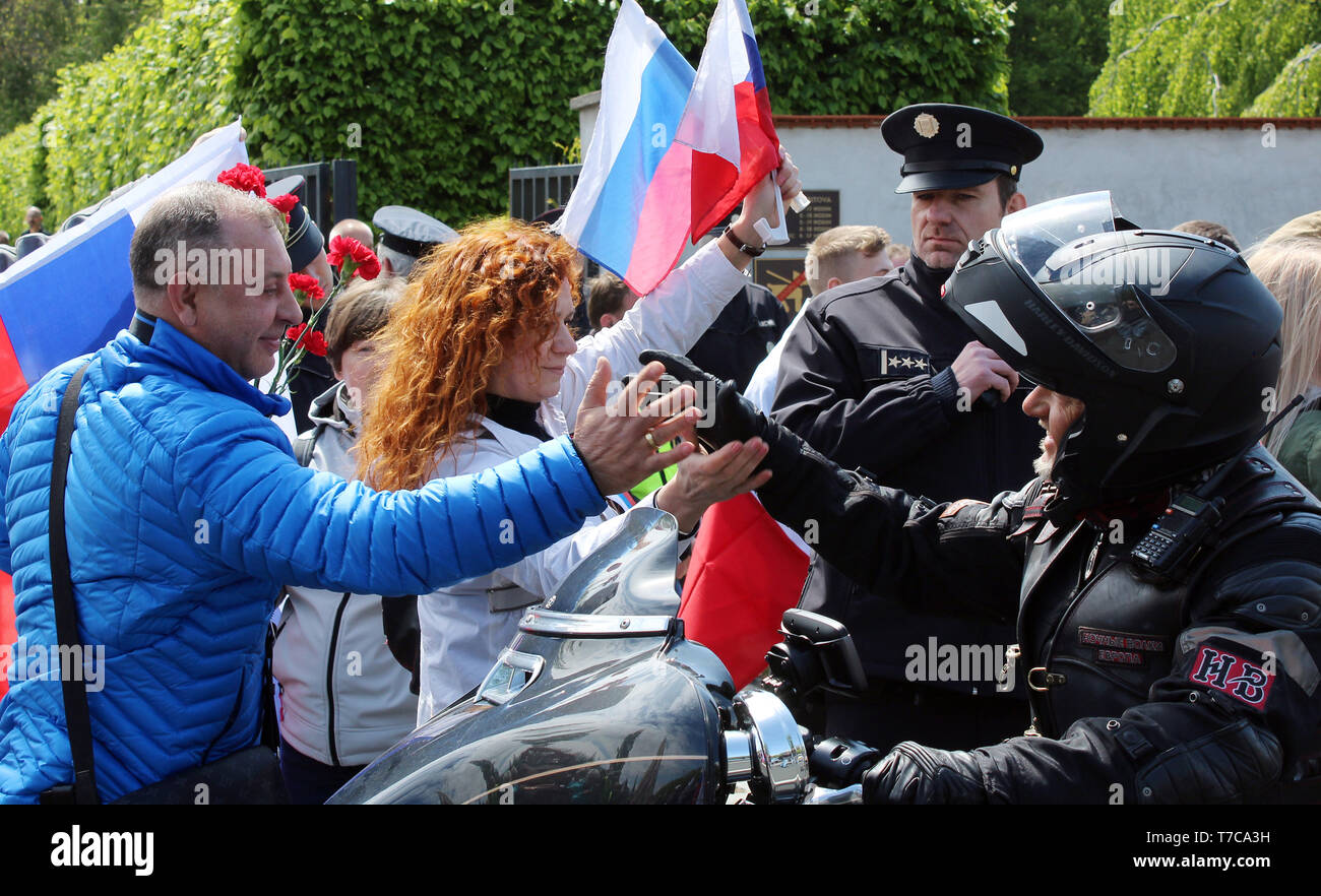 Über 200 Mitglieder der Nacht Wölfe, Russische nationalistische Motorrad Club, cross Prag Hommage an die Rote Armee Krieg Toten aus dem Zweiten Weltkrieg in Zahlen Stockfoto