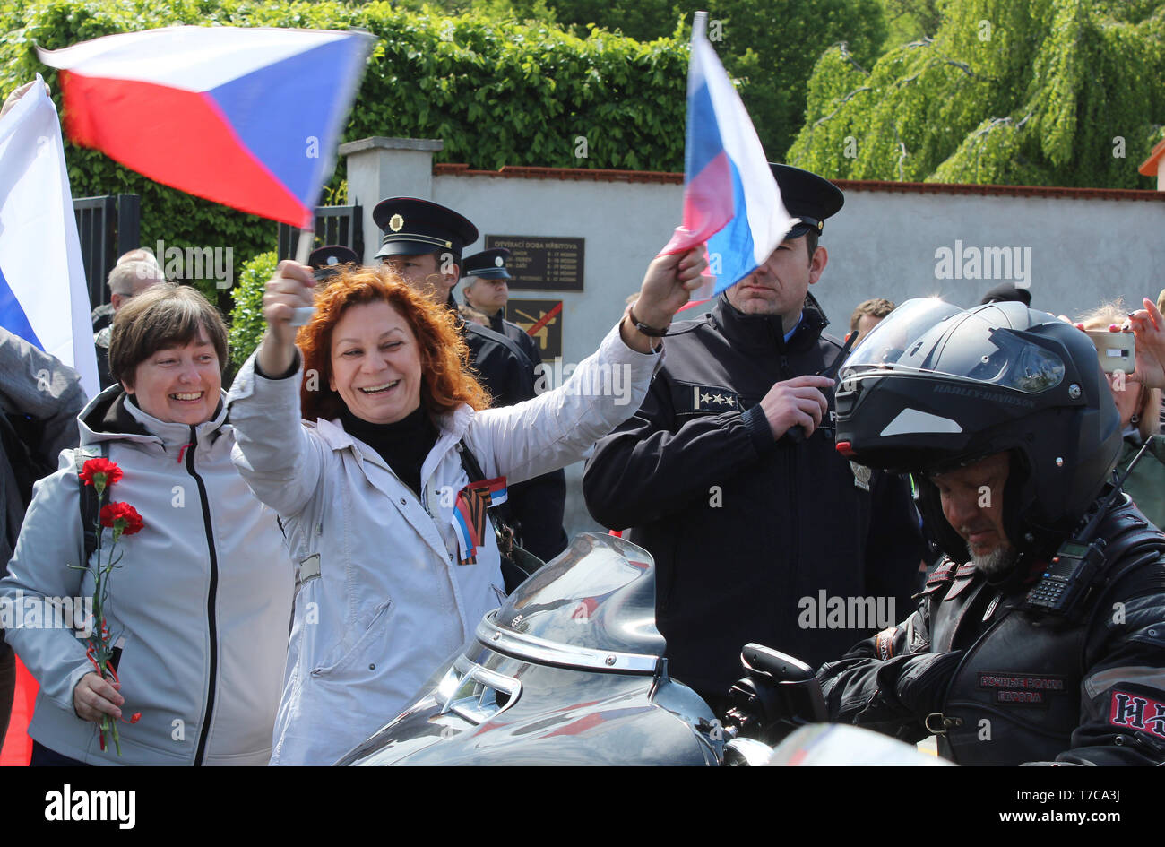 Über 200 Mitglieder der Nacht Wölfe, Russische nationalistische Motorrad Club, cross Prag Hommage an die Rote Armee Krieg Toten aus dem Zweiten Weltkrieg in Zahlen Stockfoto