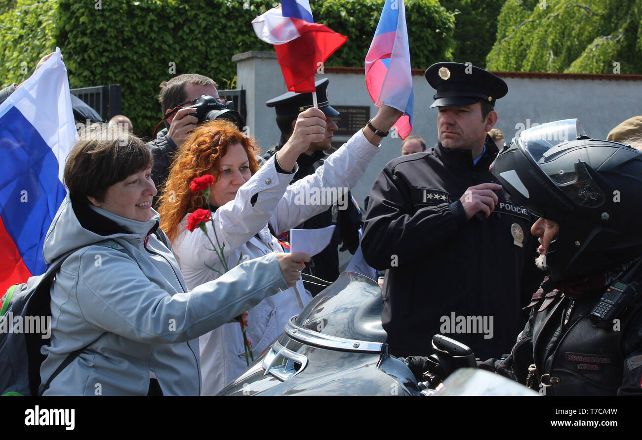 Über 200 Mitglieder der Nacht Wölfe, Russische nationalistische Motorrad Club, cross Prag Hommage an die Rote Armee Krieg Toten aus dem Zweiten Weltkrieg in Zahlen Stockfoto