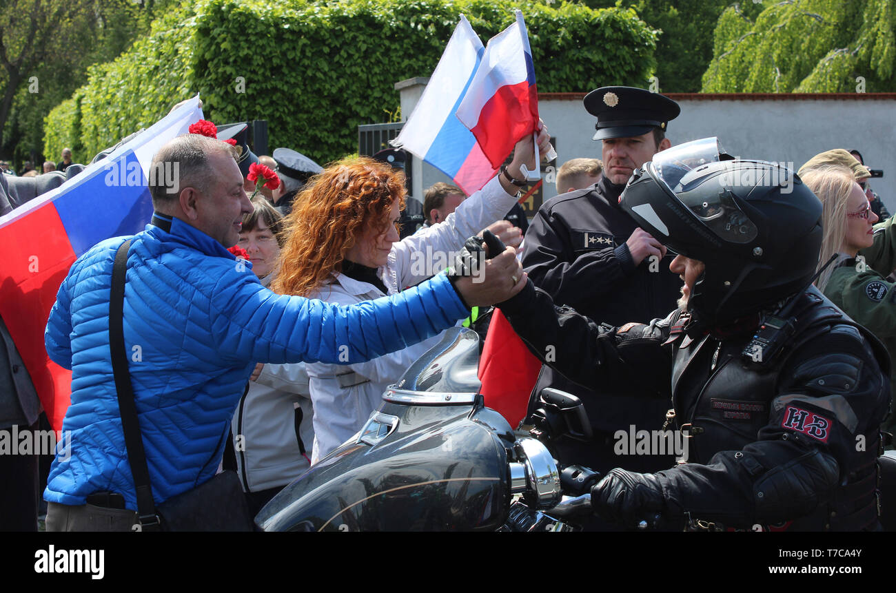 Über 200 Mitglieder der Nacht Wölfe, Russische nationalistische Motorrad Club, cross Prag Hommage an die Rote Armee Krieg Toten aus dem Zweiten Weltkrieg in Zahlen Stockfoto