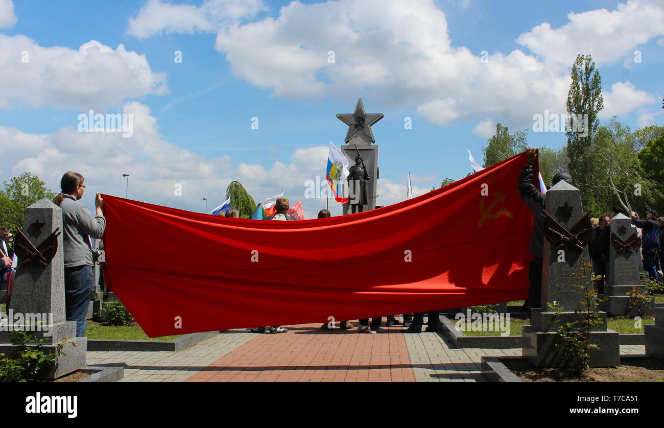Über 200 Mitglieder der Nacht Wölfe, Russische nationalistische Motorrad Club, cross Prag Hommage an die Rote Armee Krieg Toten aus dem Zweiten Weltkrieg in Zahlen Stockfoto