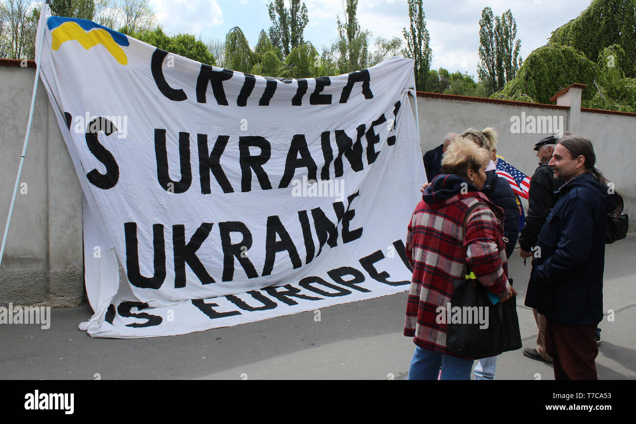Protest gegen etwa 200 Mitglieder der Nacht Wölfe, Russische nationalistische Motorrad Club, cross Prag Hommage an die Rote Armee Krieg tot her zu zahlen Stockfoto