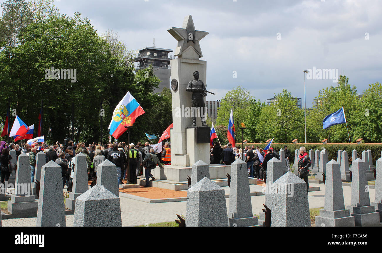 Über 200 Mitglieder der Nacht Wölfe, Russische nationalistische Motorrad Club, cross Prag Hommage an die Rote Armee Krieg Toten aus dem Zweiten Weltkrieg in Zahlen Stockfoto