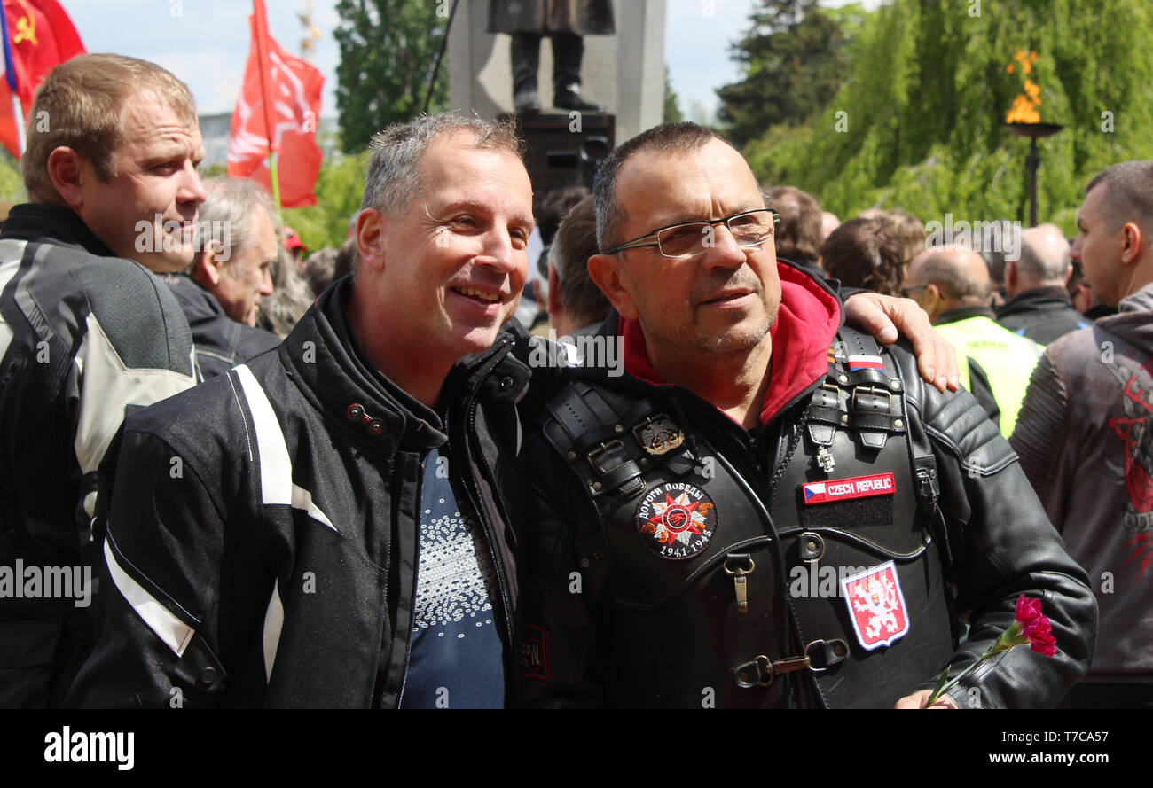 Über 200 Mitglieder der Nacht Wölfe, Russische nationalistische Motorrad Club, cross Prag Hommage an die Rote Armee Krieg Toten aus dem Zweiten Weltkrieg in Zahlen Stockfoto