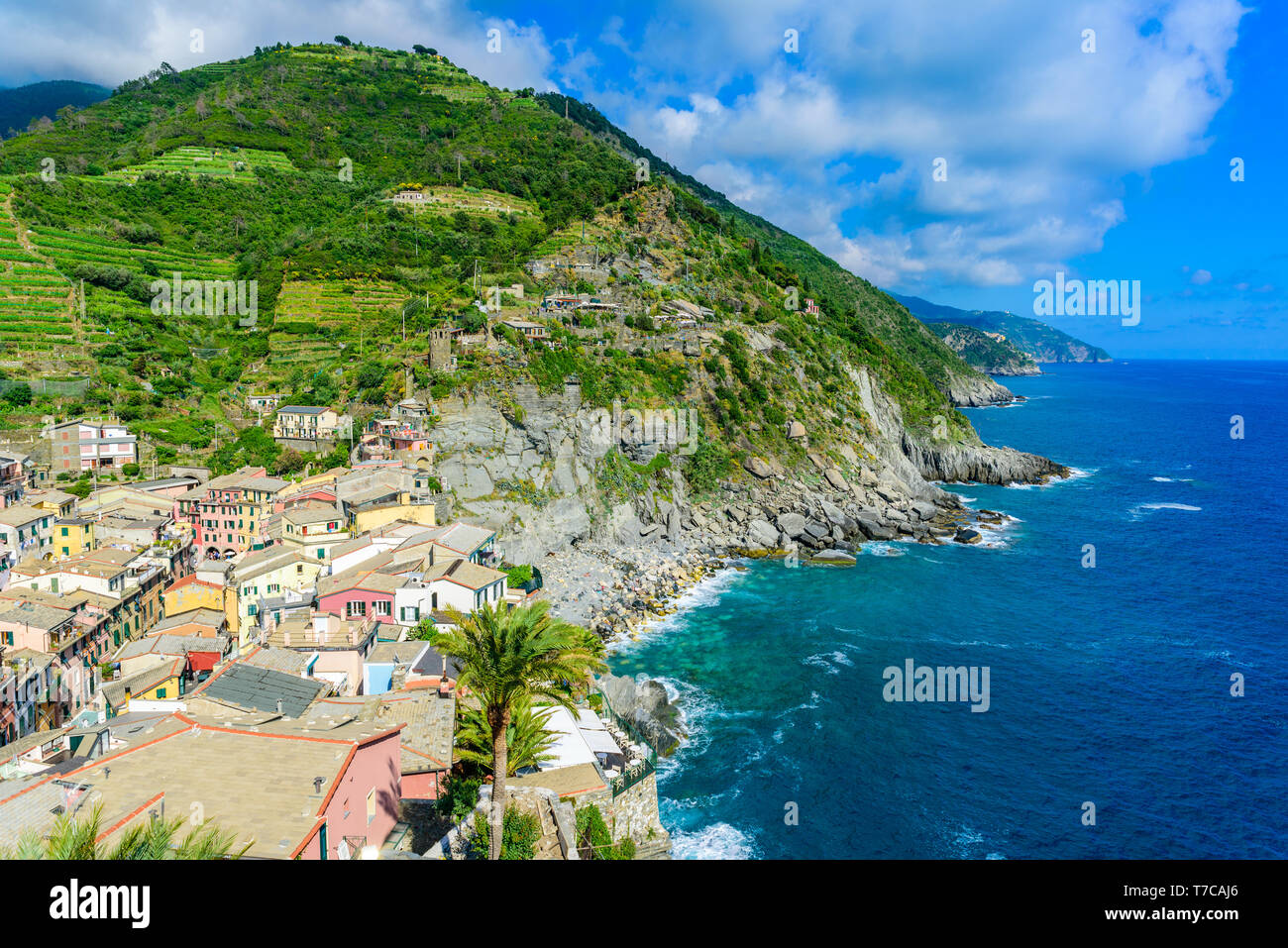 Vernazza Dorf in Cinque Terre Nationalpark - Blick vom Schloss auf die schöne Küste und Dorf von Luguria, Italien Stockfoto