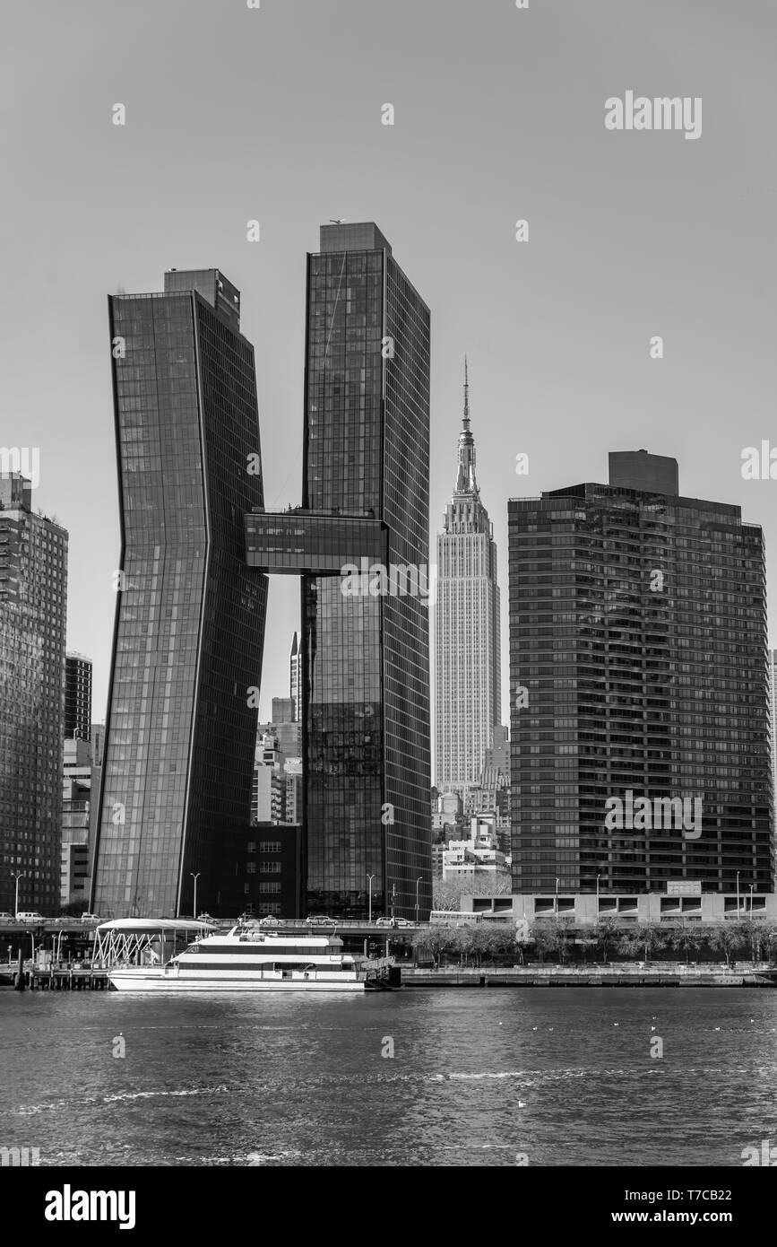 Blick von Osten zum Fluss zum Empire State Building - Manhattan Skyline von New York, USA Stockfoto