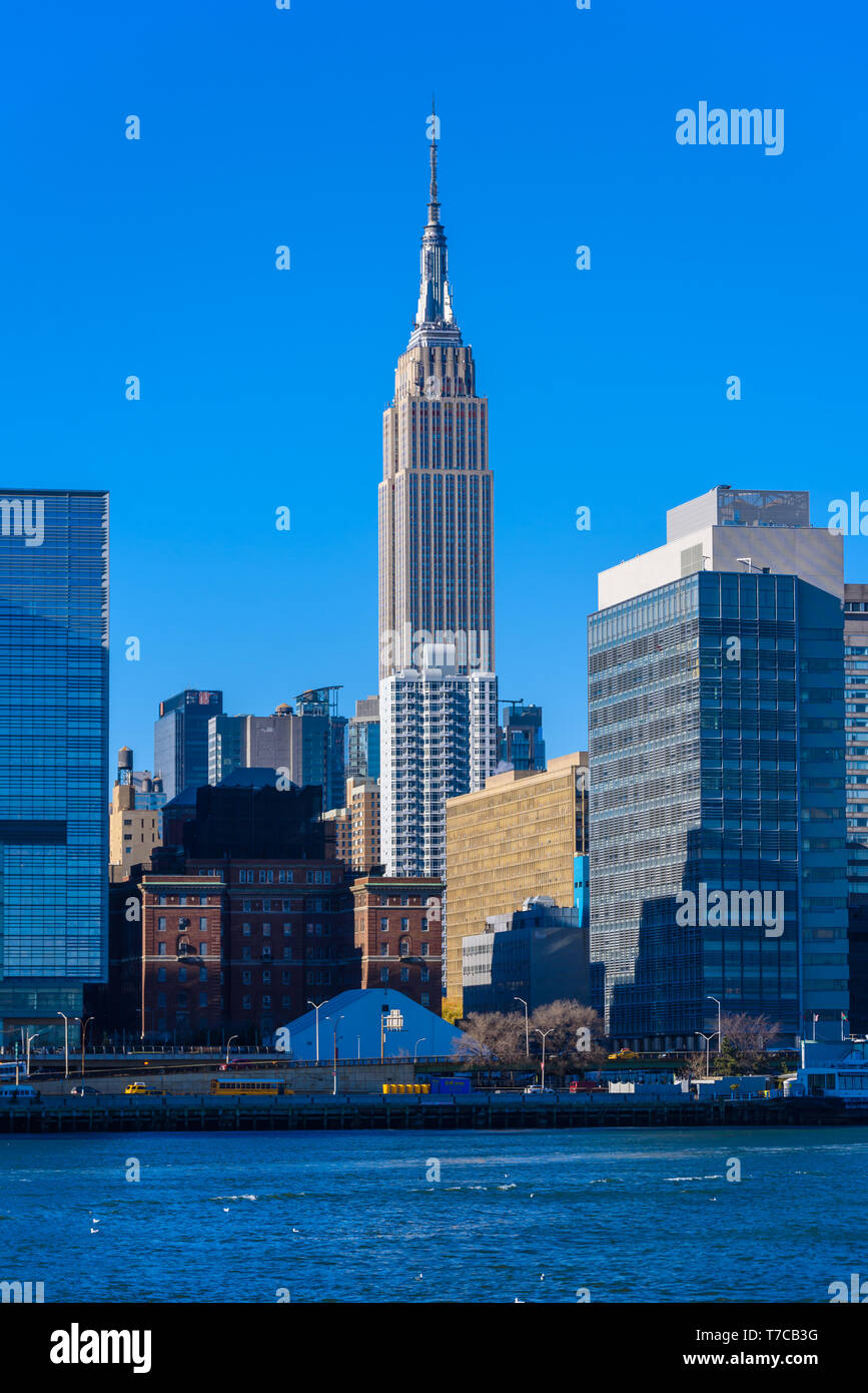 Blick von Osten zum Fluss zum Empire State Building - Manhattan Skyline von New York, USA Stockfoto