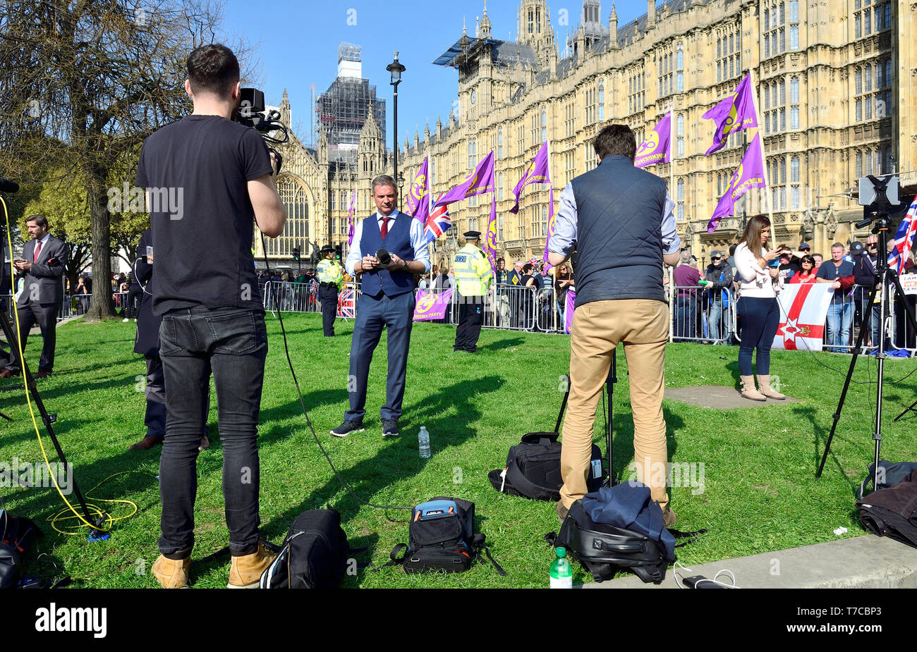 London, England, UK. Ausländischen TV-Reporter am College Green/Abingdon Street Gardens, während Brexit Debatten, März 2019. Stockfoto